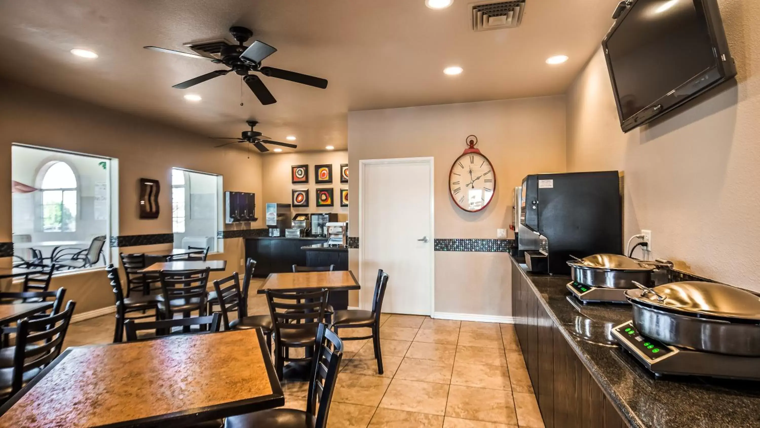 Dining area, TV/Entertainment Center in Best Western Plus Winslow Inn