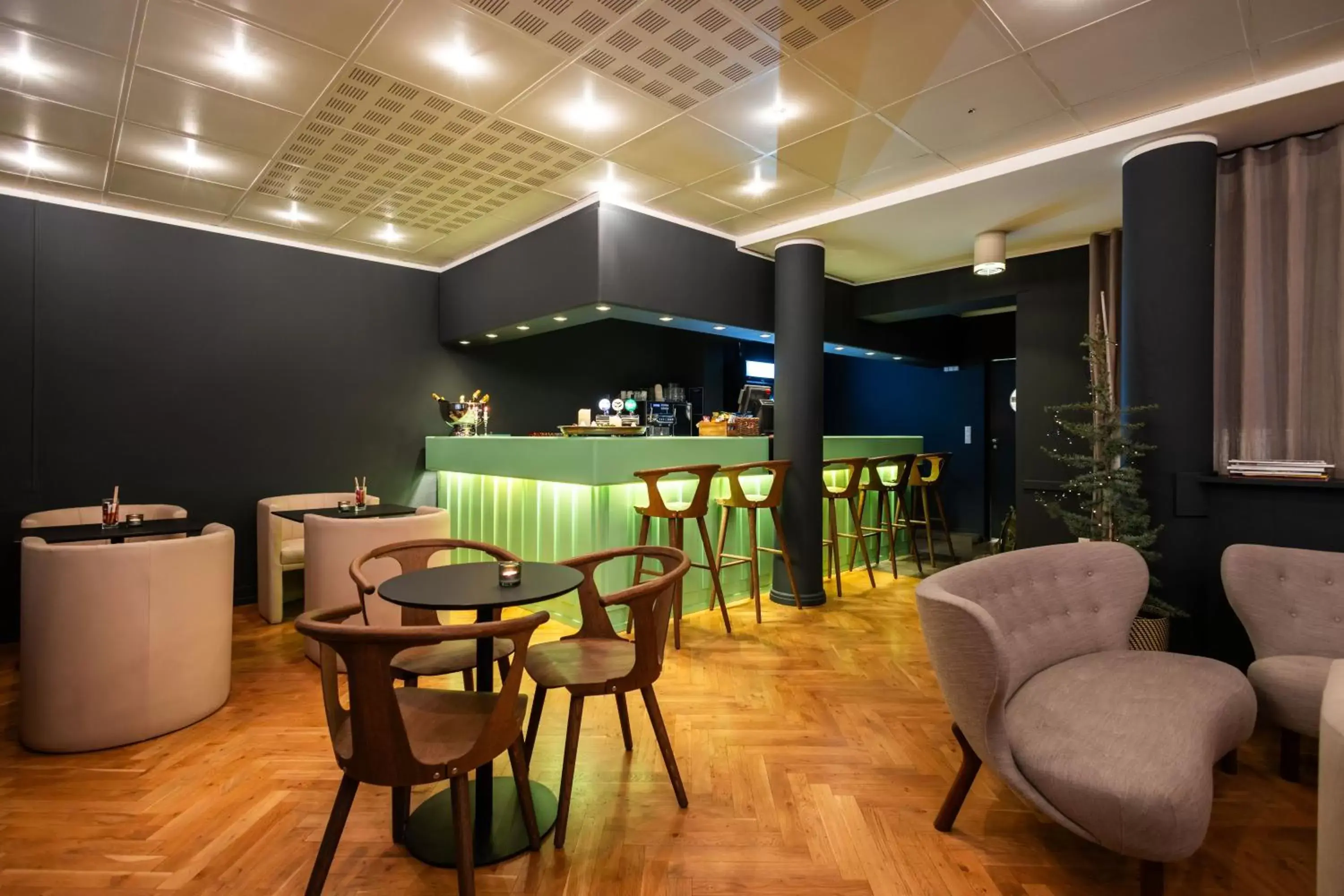 Restaurant/places to eat, Lounge/Bar in Hotel Maritime