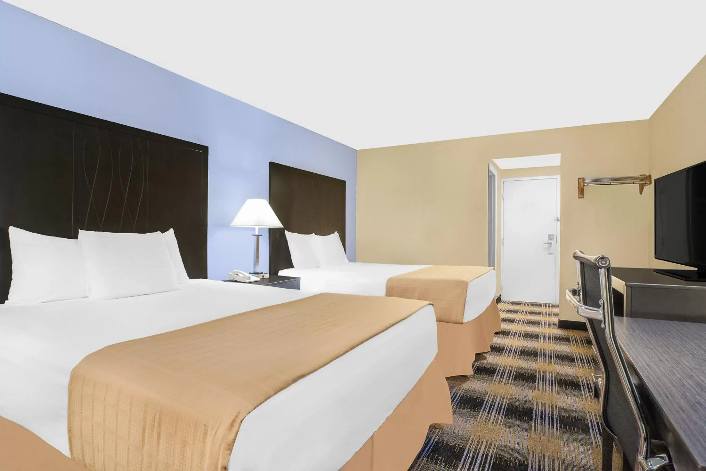 TV and multimedia, Bed in Days Inn by Wyndham Wilkes Barre