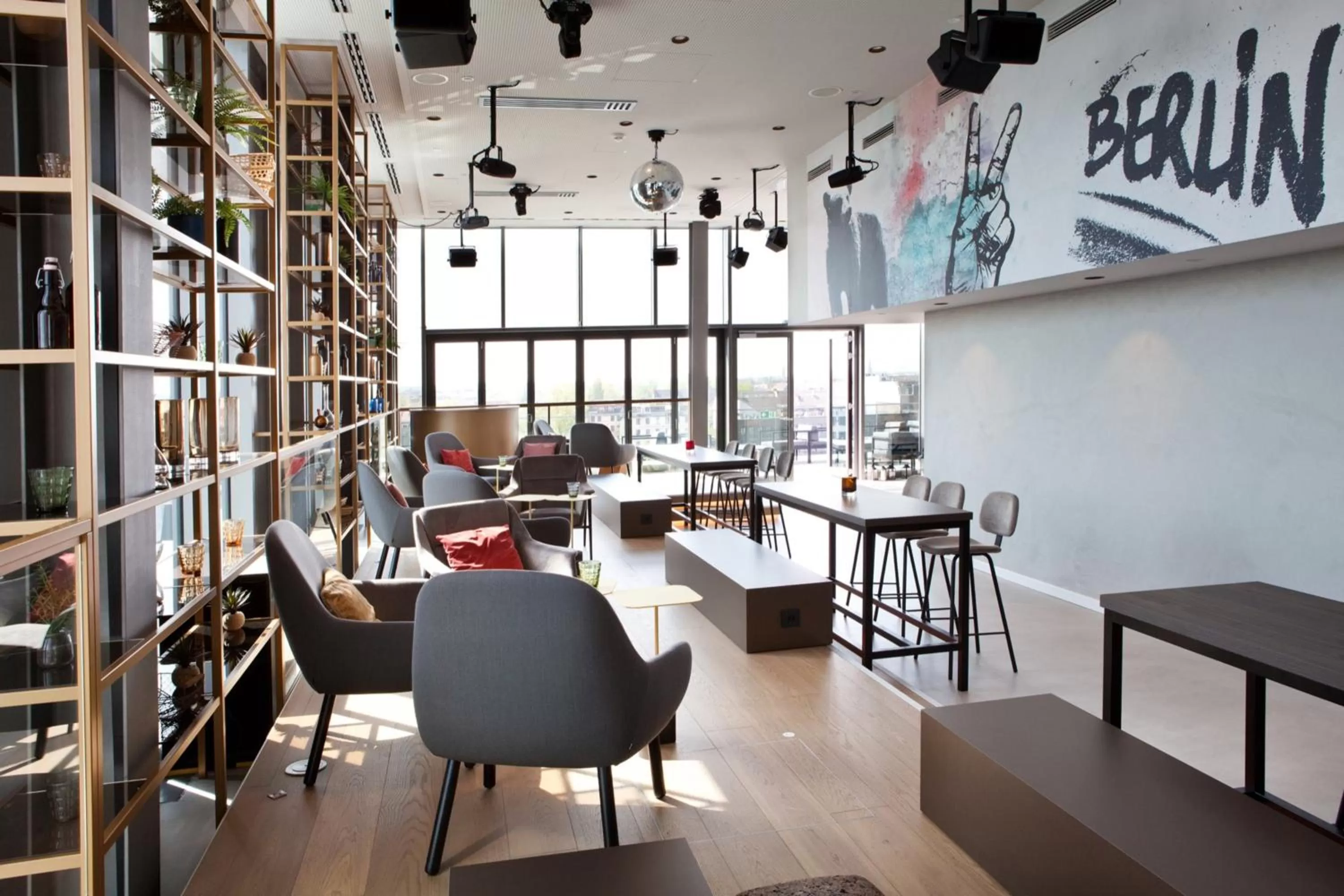 Lounge or bar in Hotel Indigo Berlin - East Side Gallery