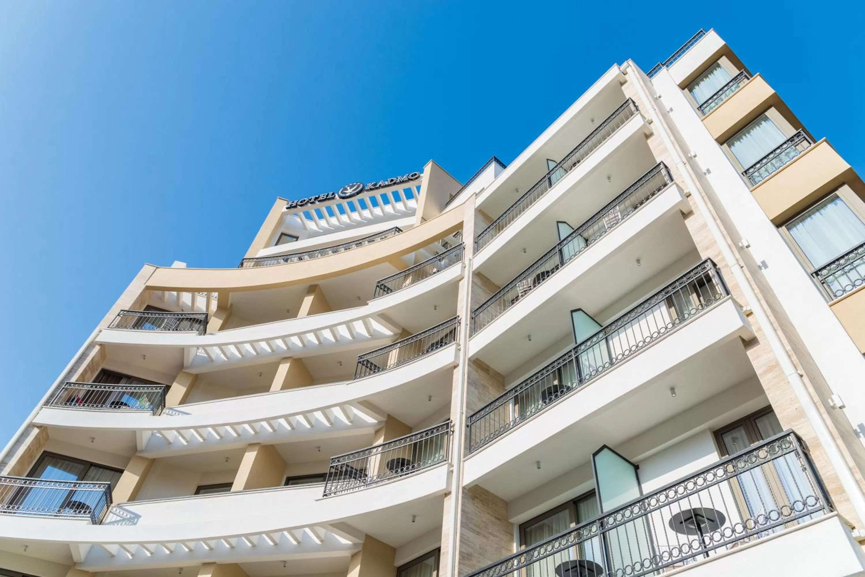 Property building in Hotel Kadmo by Aycon