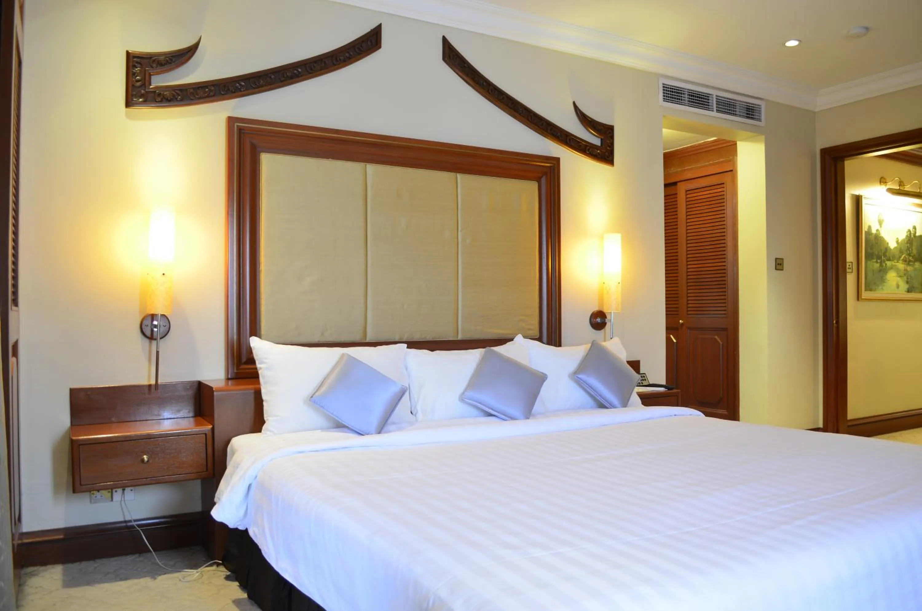 Bedroom, Bed in Hotel Cambodiana