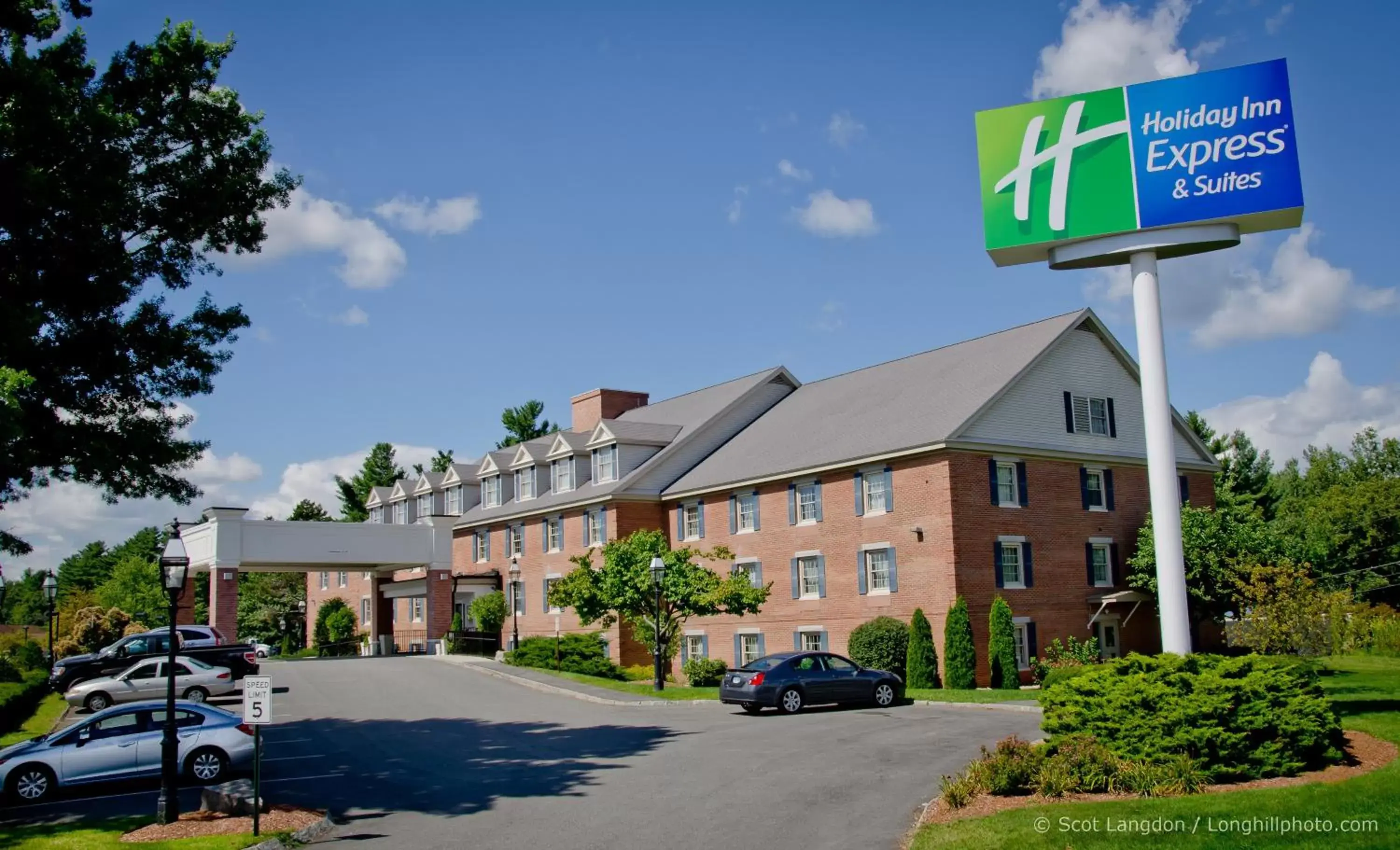 Property building in Holiday Inn Express and Suites Merrimack, an IHG Hotel