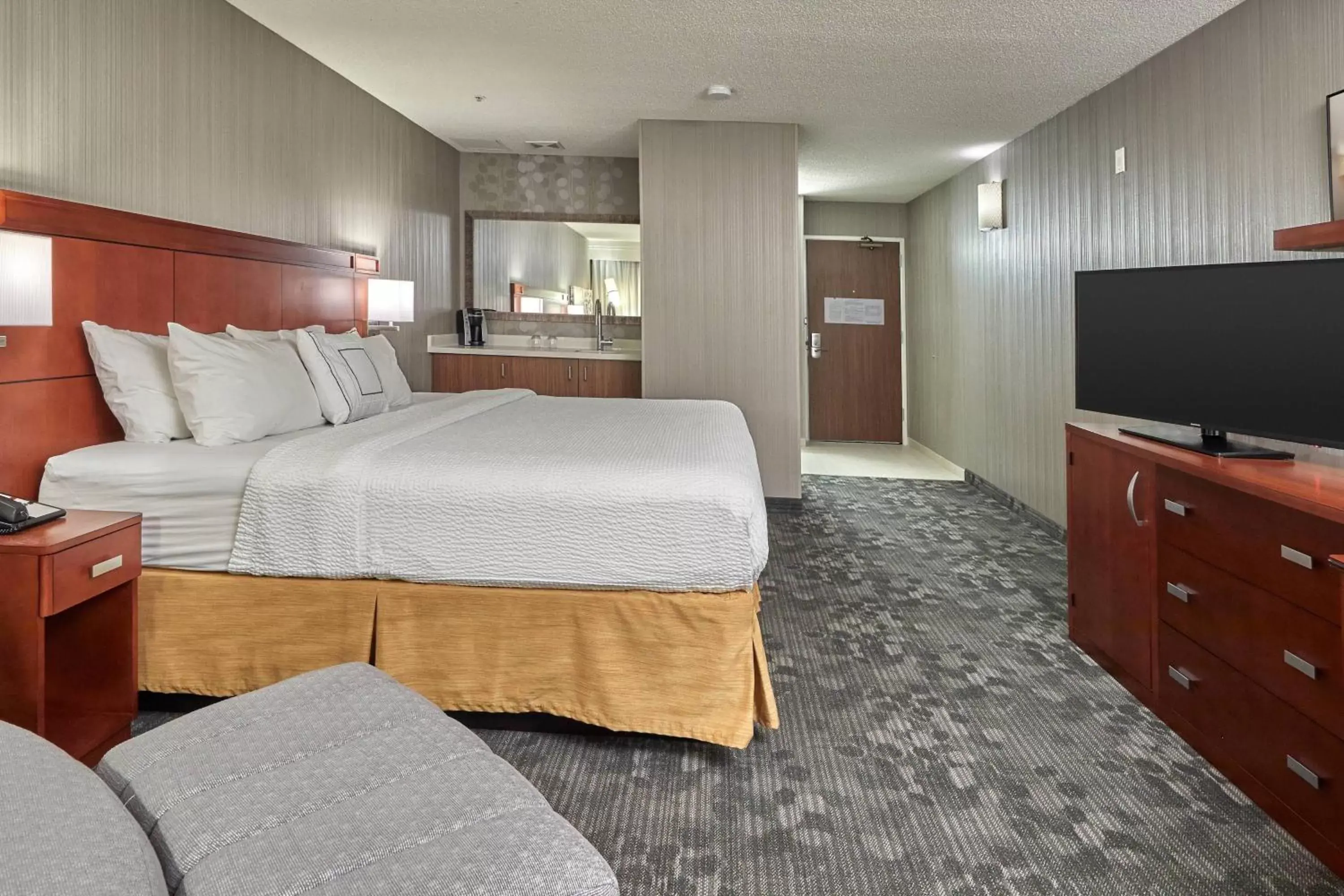 Photo of the whole room, Bed in Courtyard by Marriott Eugene Springfield