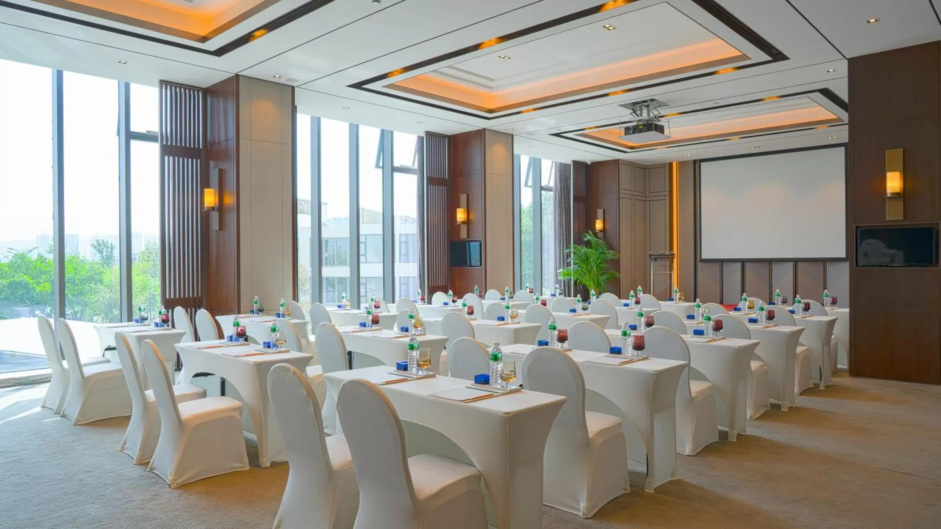Meeting/conference room, Banquet Facilities in Hotel Indigo Dali Erhai, an IHG Hotel