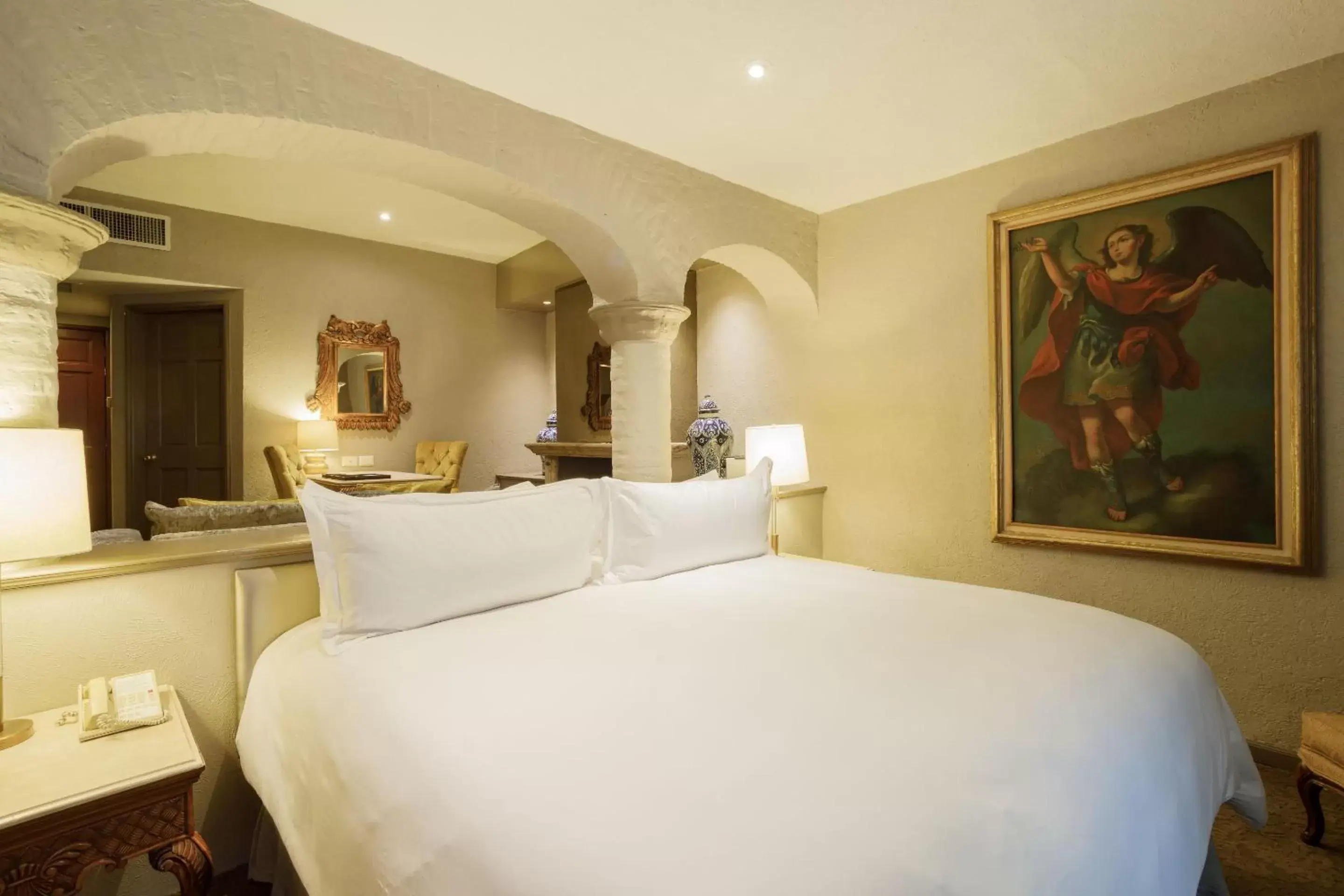 Photo of the whole room, Bed in Quinta Real Guadalajara