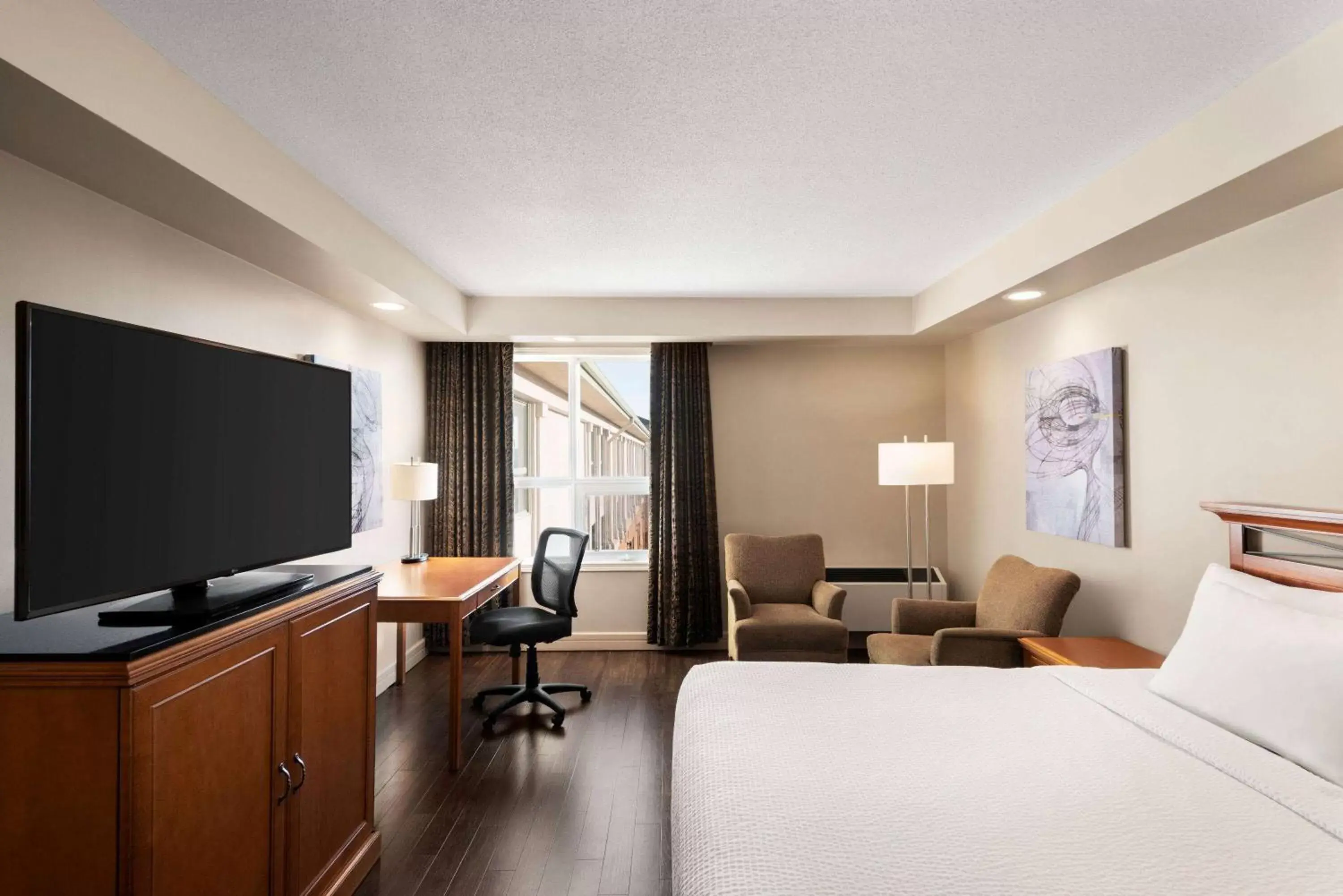 Photo of the whole room, TV/Entertainment Center in Royal Hotel Edmonton Airport Trademark Collection By Wyndham