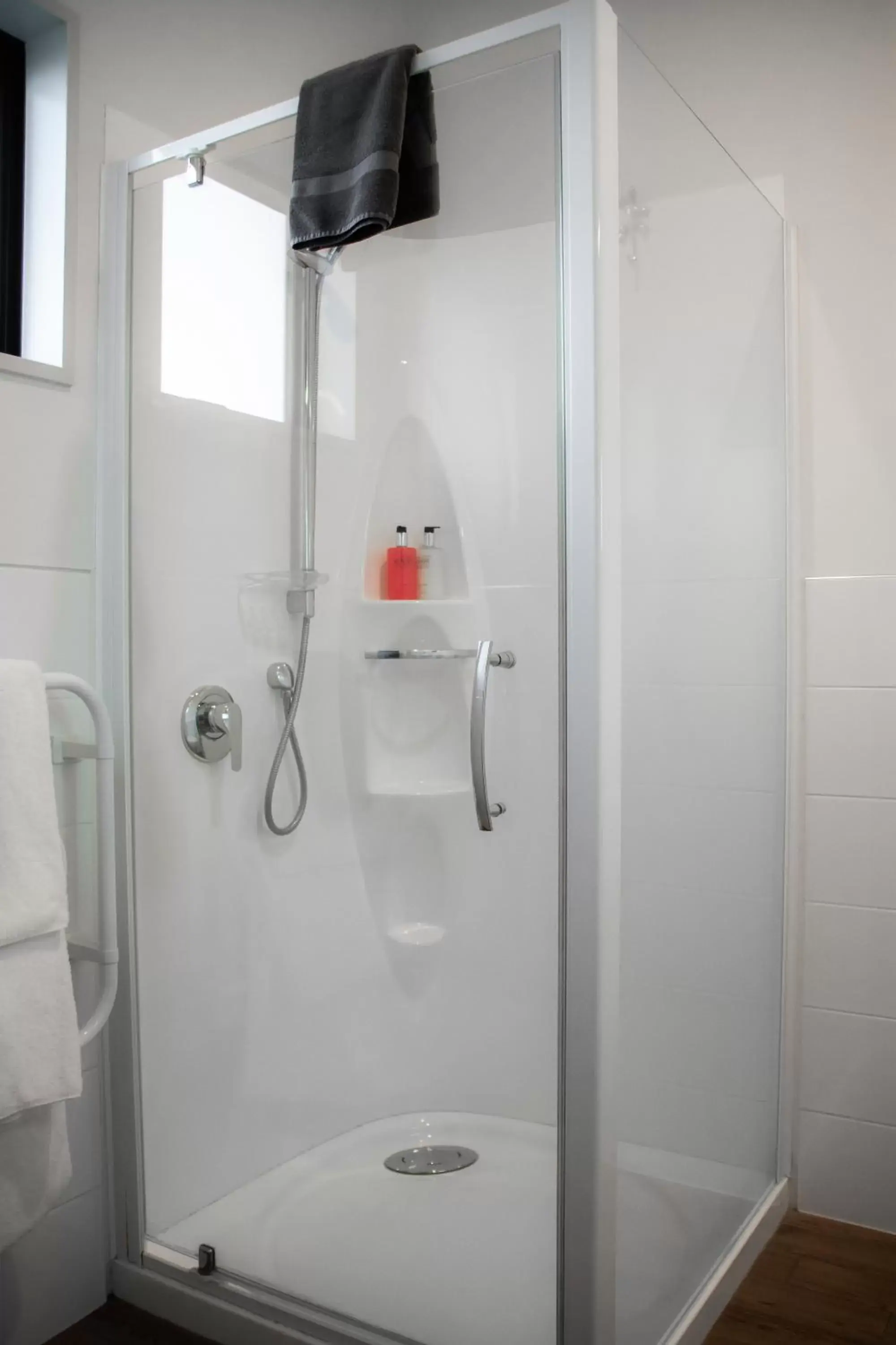 Shower, Bathroom in Carrick Lodge Motel