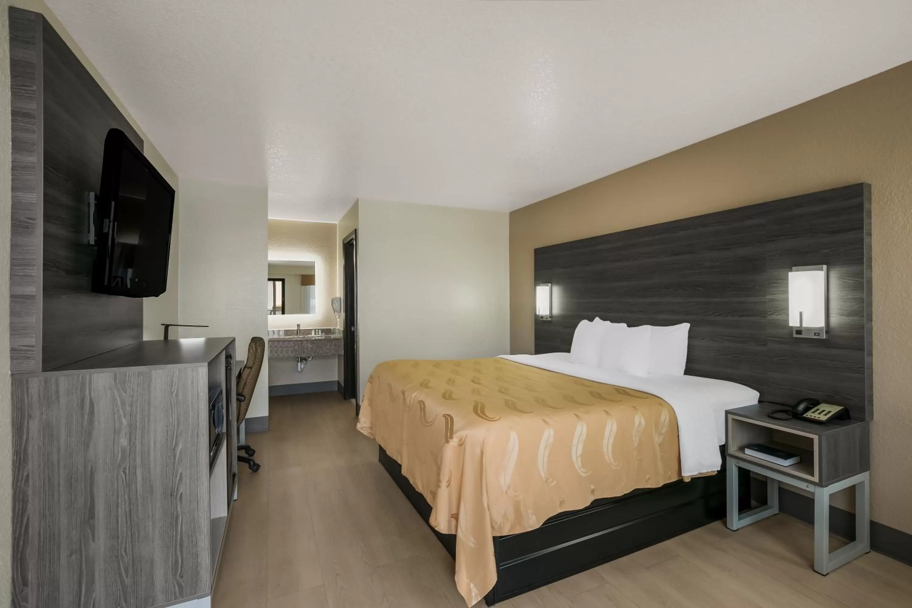 Bedroom, Bed in Quality Inn Commerce at I-85