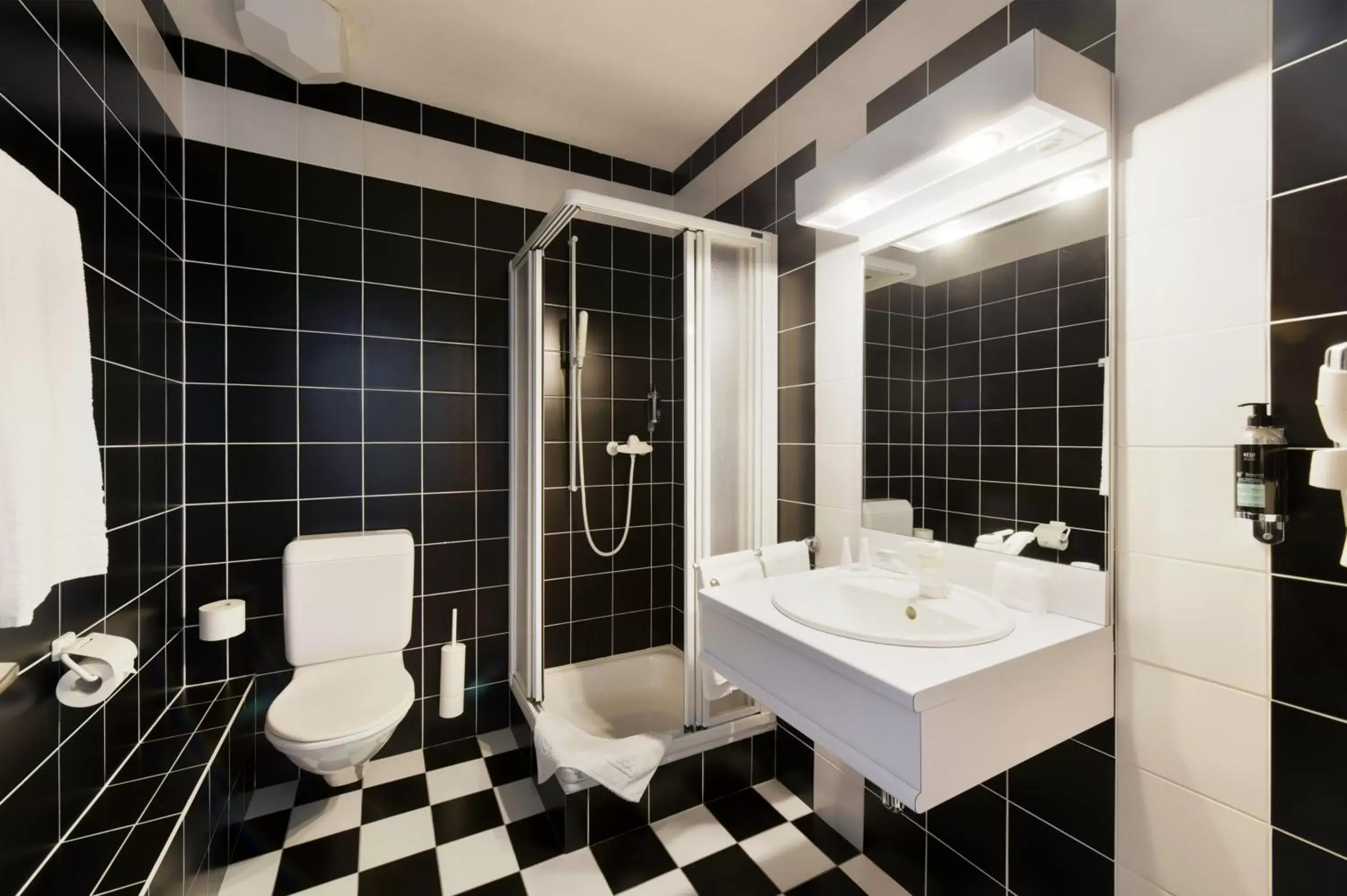 Shower, Bathroom in Hôtel des Mosaiques