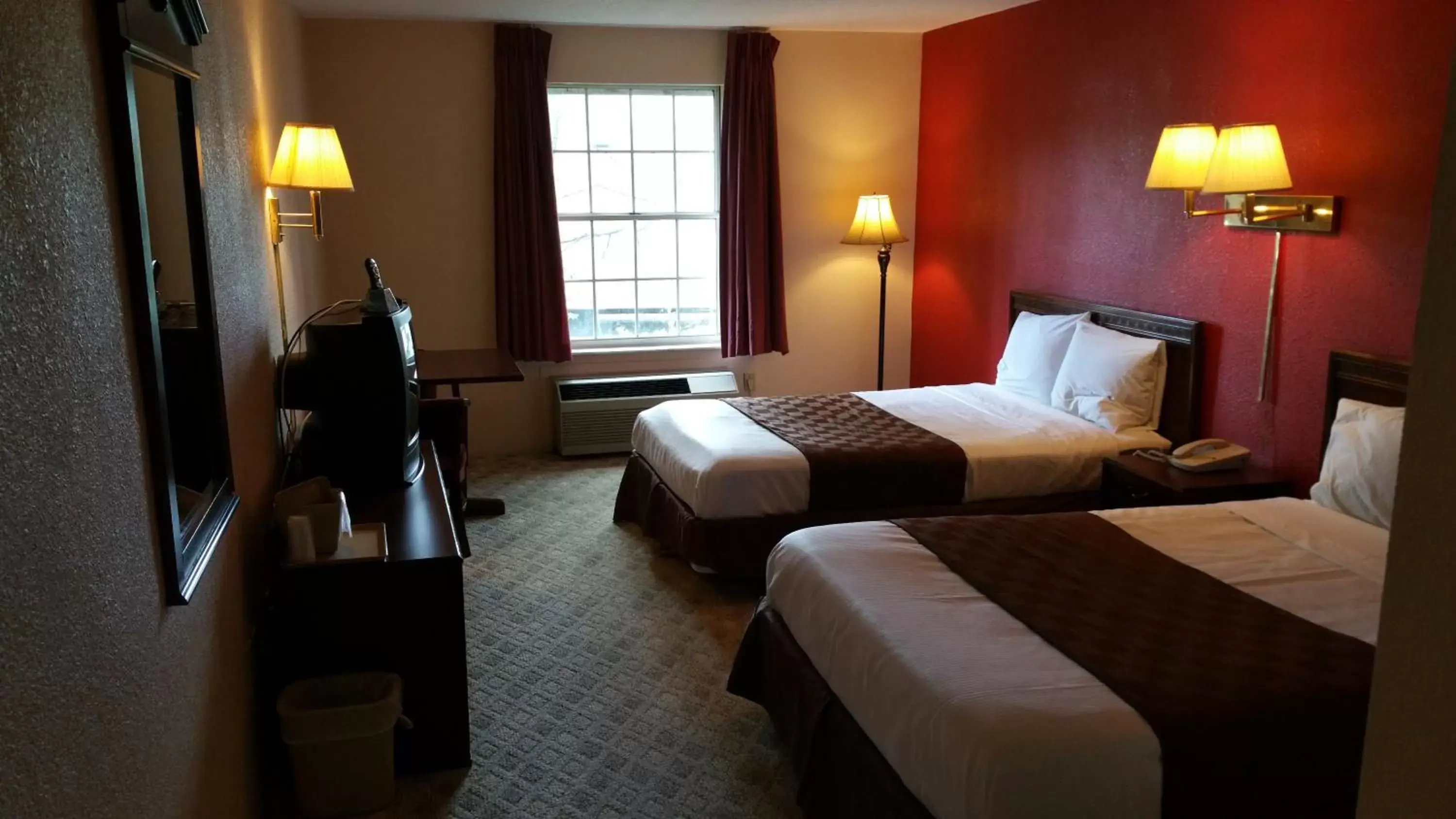 Photo of the whole room, Bed in Americourt Hotel and Suites - Elizabethton