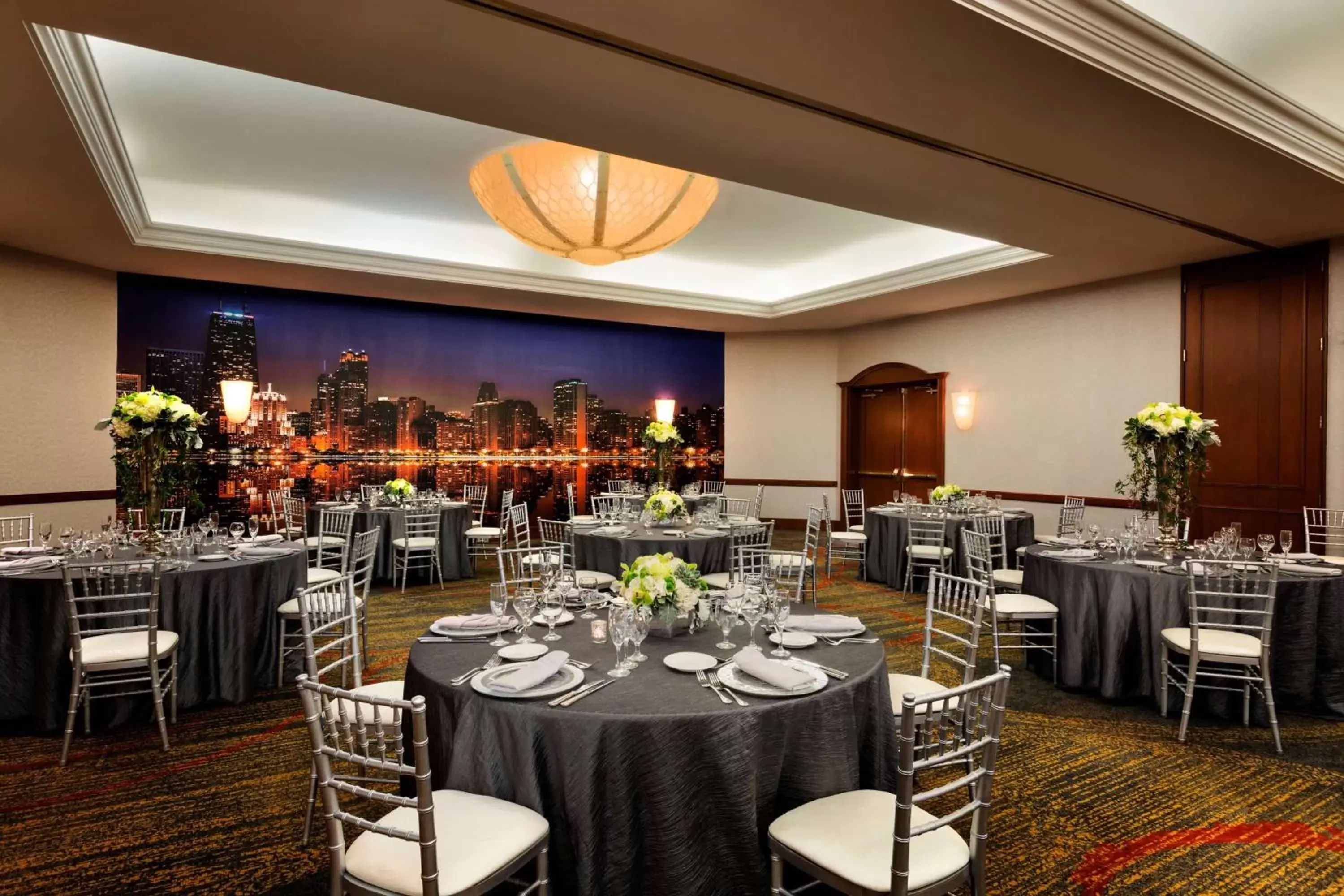 Meeting/conference room, Restaurant/Places to Eat in Hilton Chicago Magnificent Mile Suites