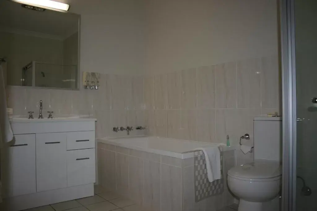 Bathroom in Noah's Mid City Motor Inn Muswellbrook