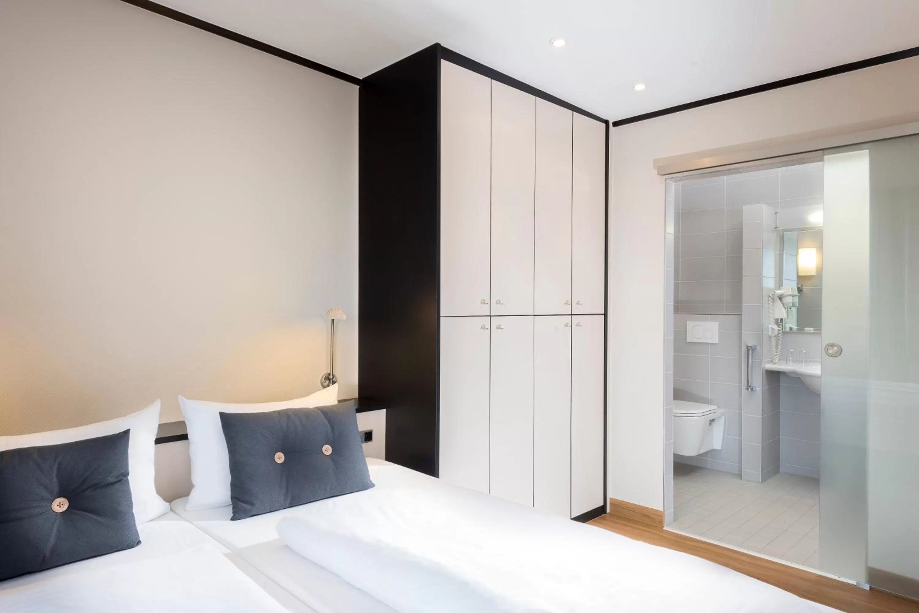 Bathroom, Bed in Seminaris Hotel Bad Honnef