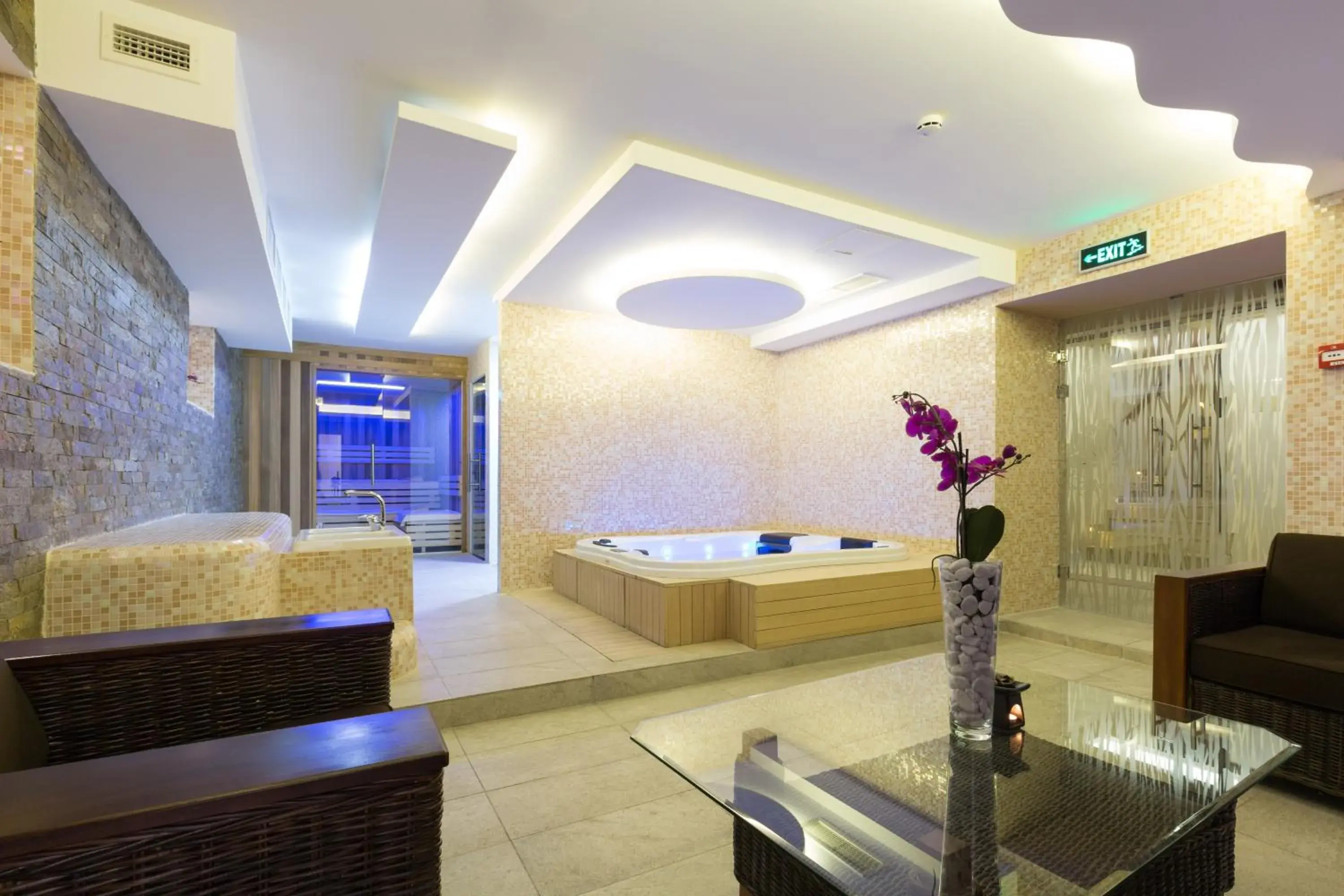 Hot Tub, Bathroom in Hotel City Savoy