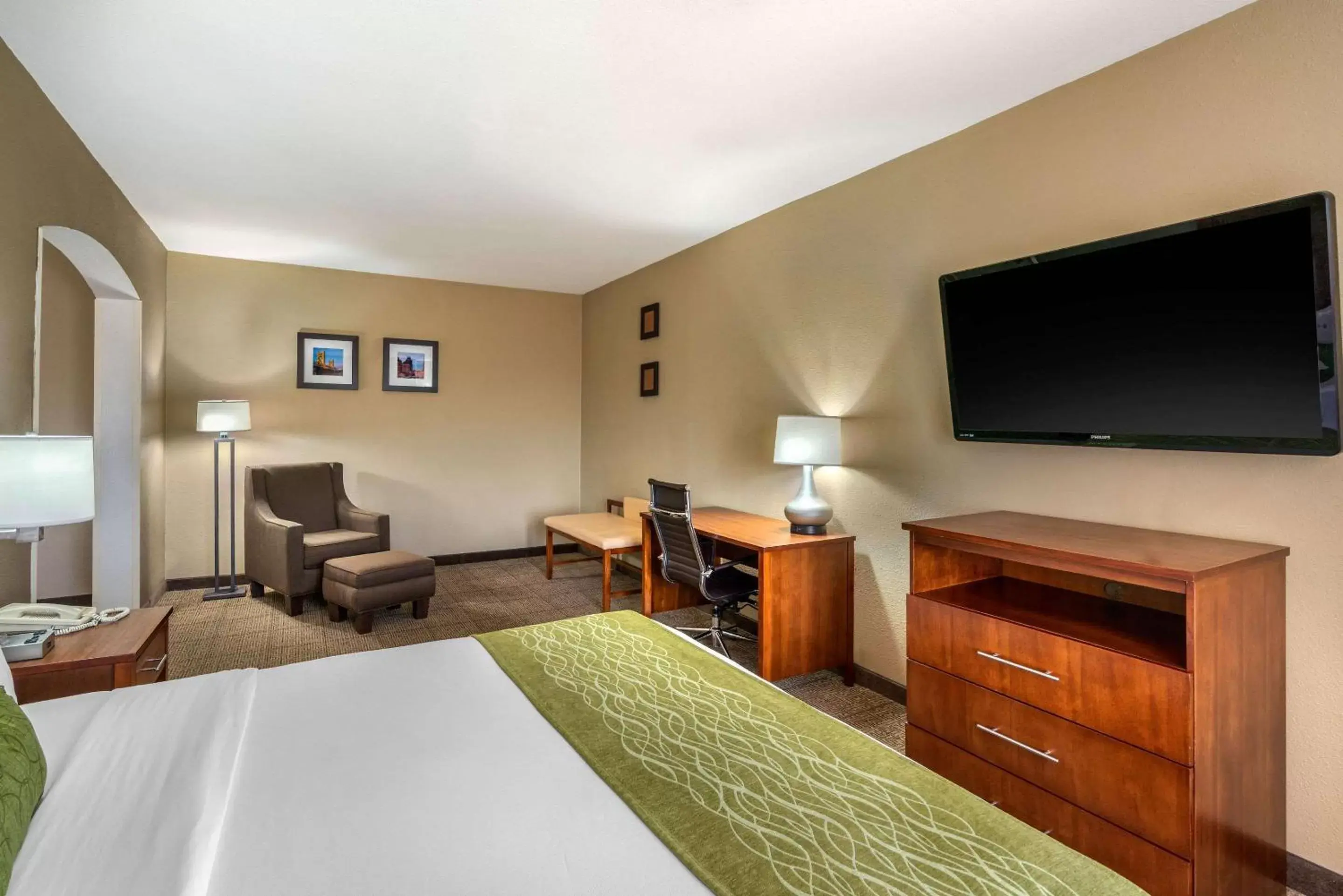 Photo of the whole room, TV/Entertainment Center in Comfort Inn & Suites Sacramento – University Area