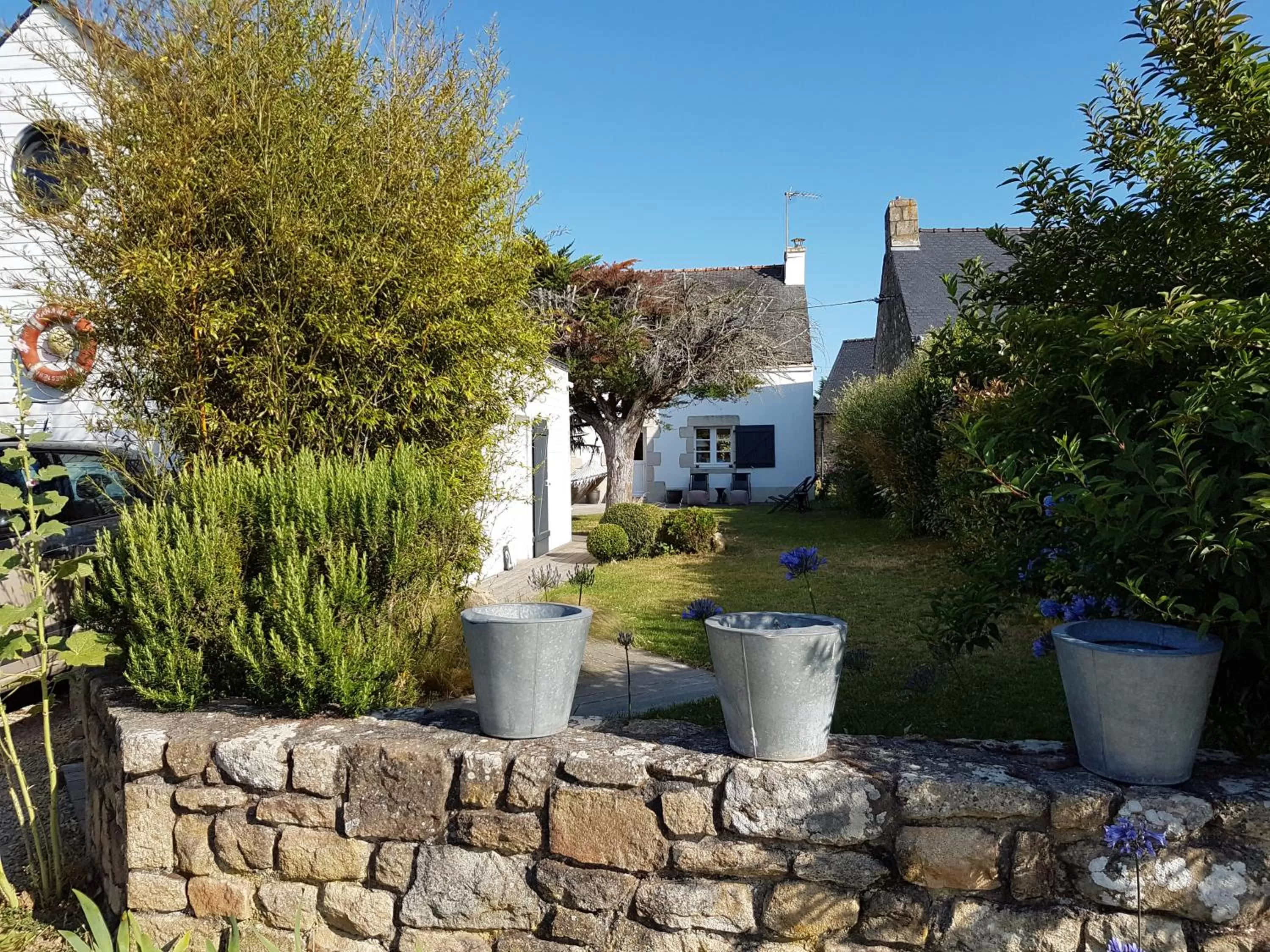Garden view in Les chambres du Keriolet