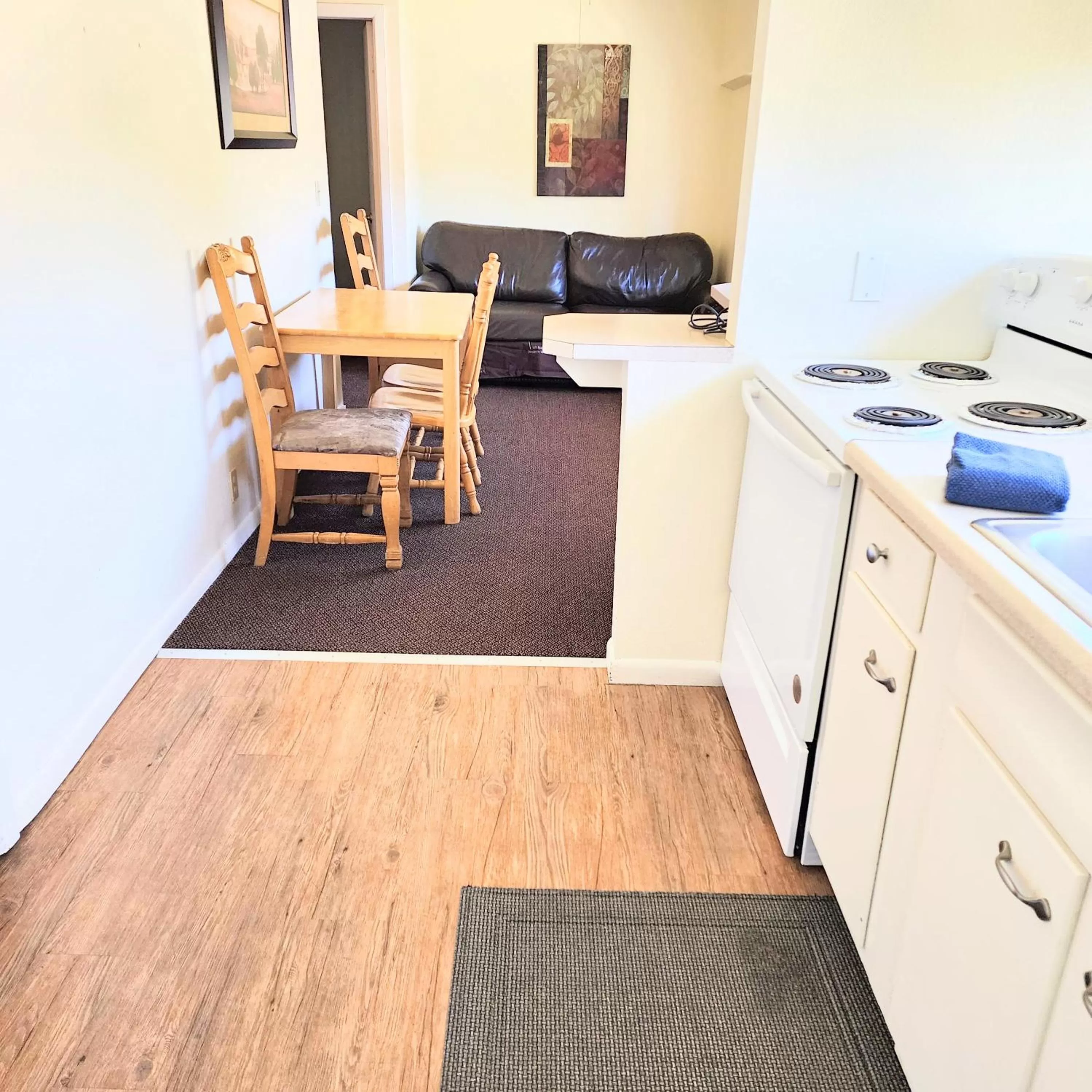 Living room in Canyon Motel near Rocky Mountain National Park