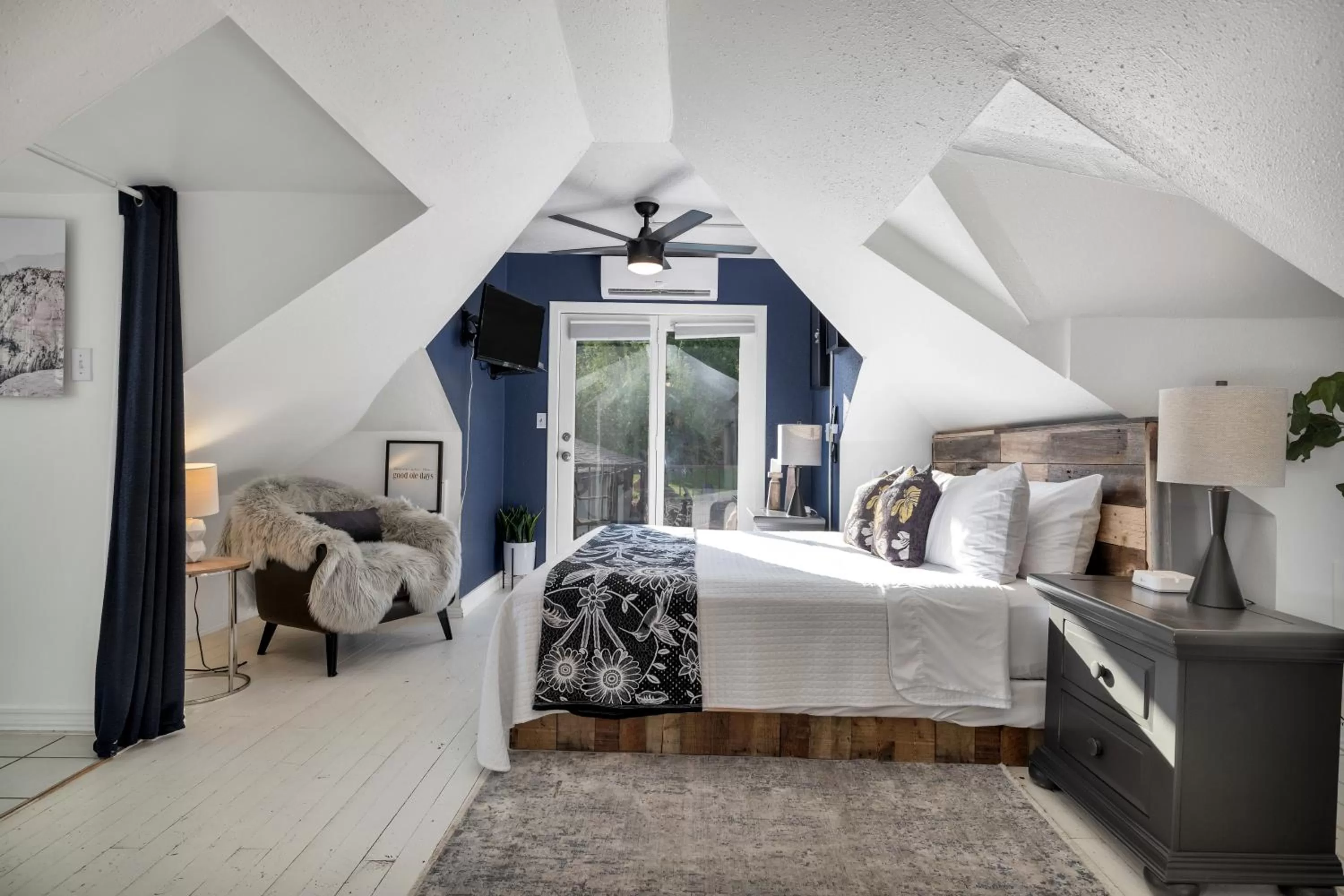 Bedroom, Bed in Red Rock Inn Cottages
