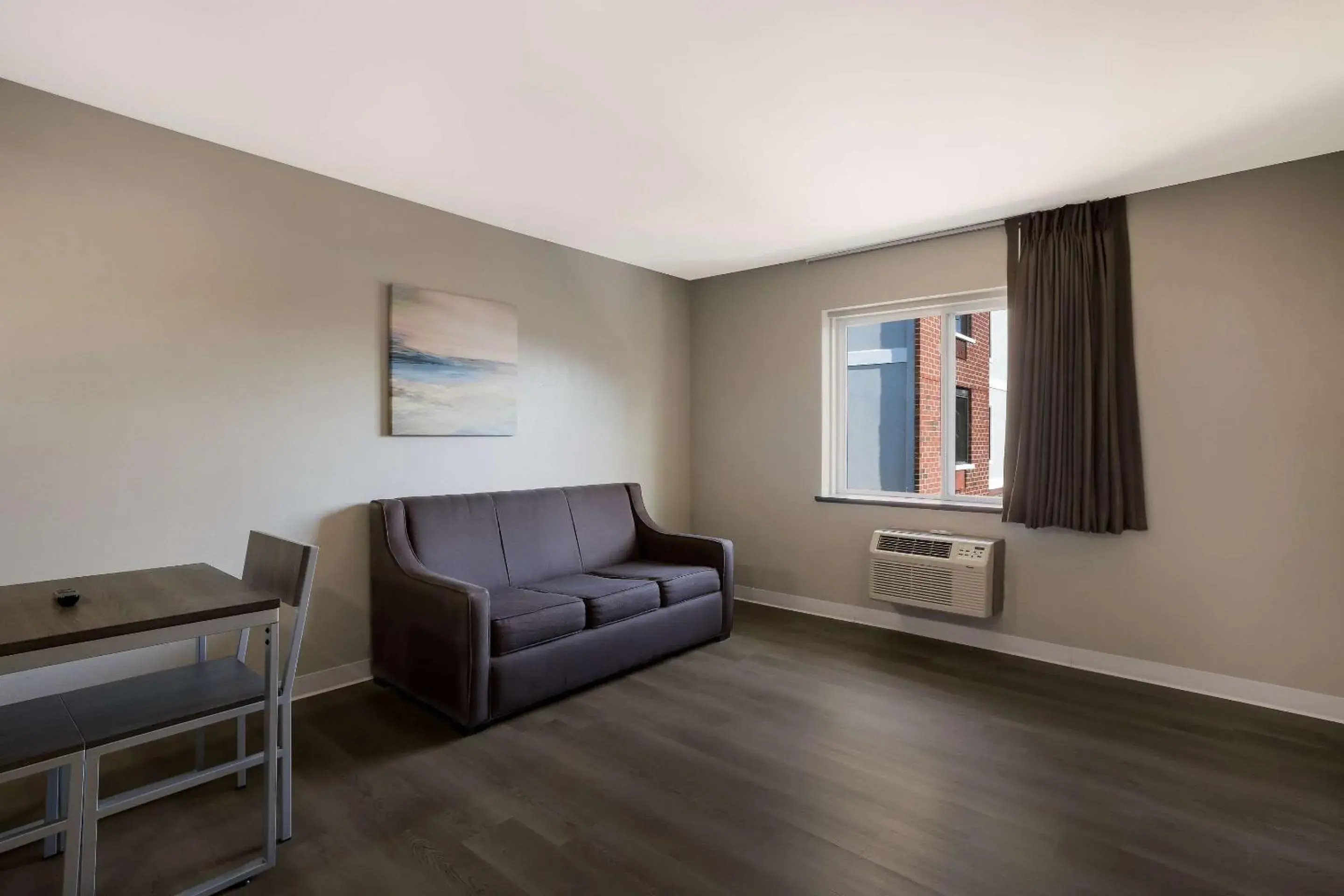 Bedroom, Seating Area in Suburban Studios Milwaukee Airport