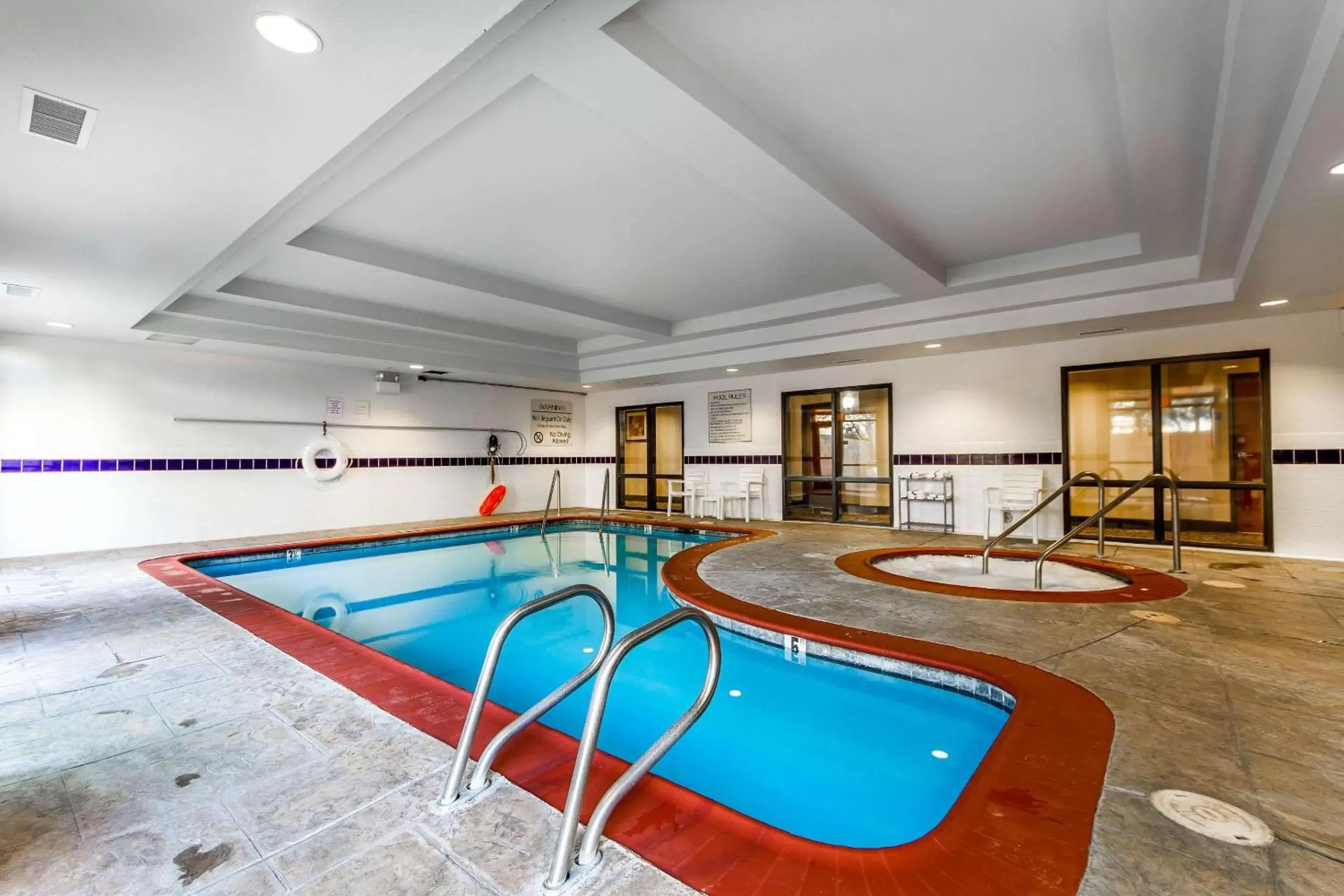 On site, Swimming Pool in Comfort Suites Vacaville - Napa Valley