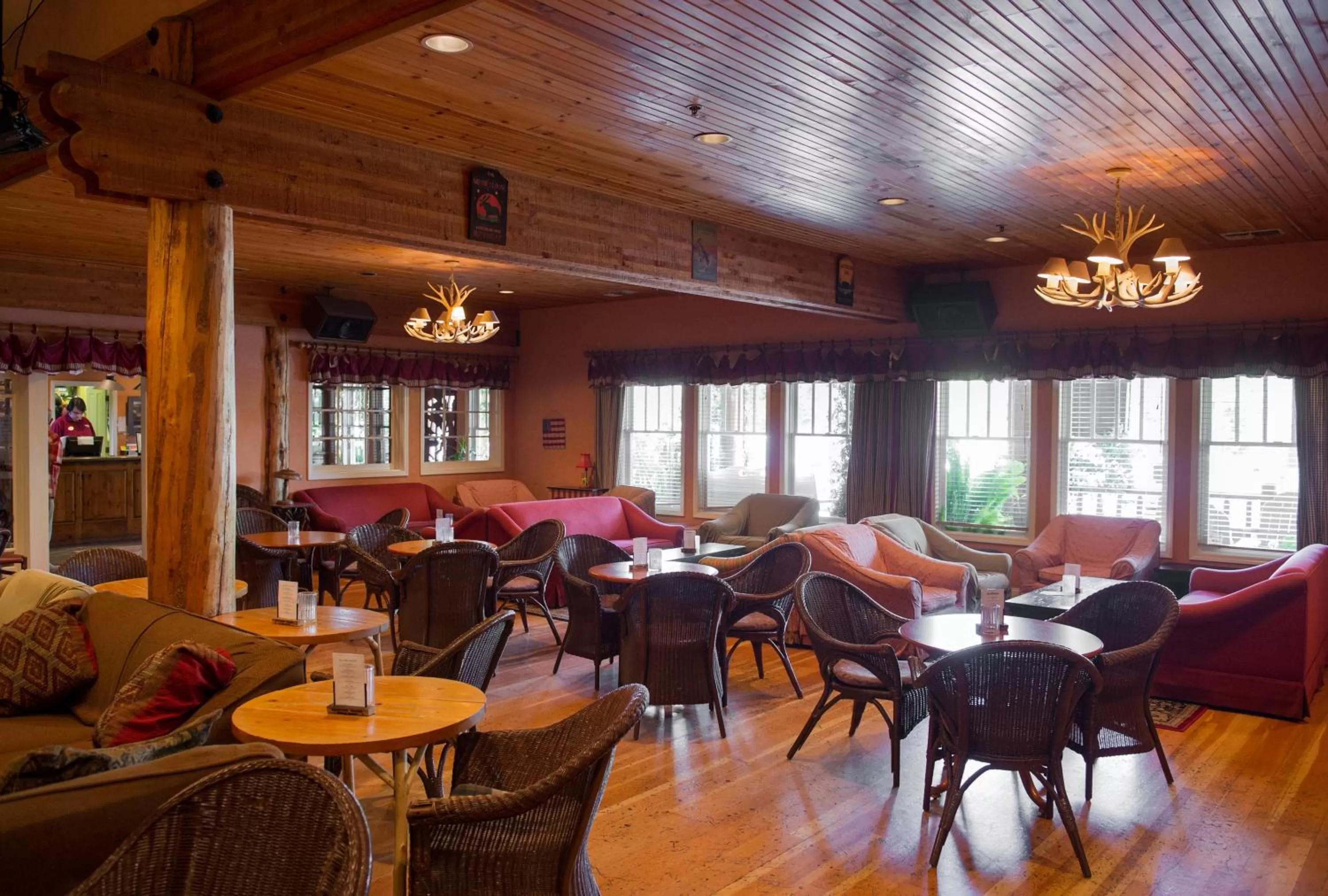 Lounge or bar in Cambria Pines Lodge
