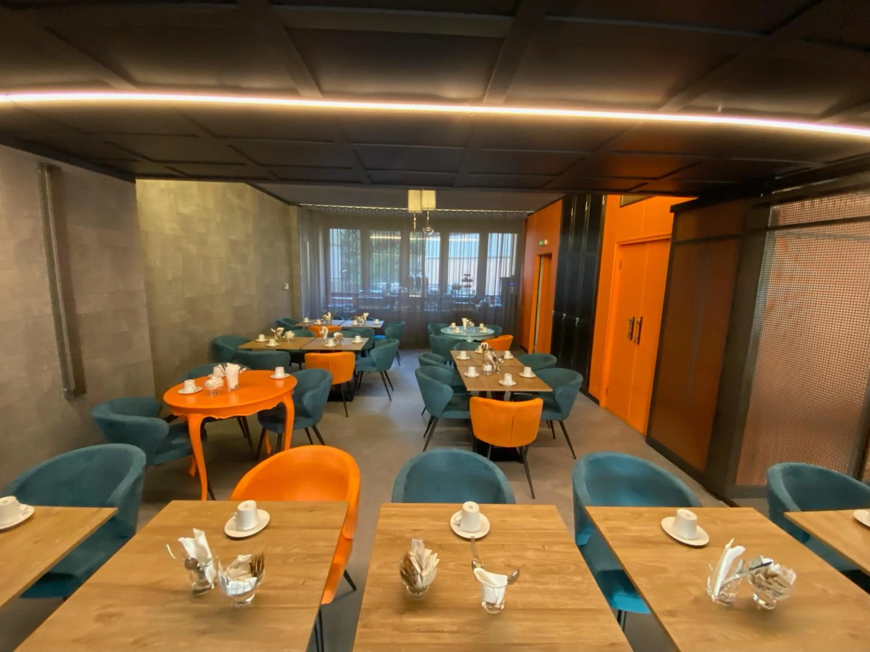 Restaurant/places to eat in Admiral Hotel