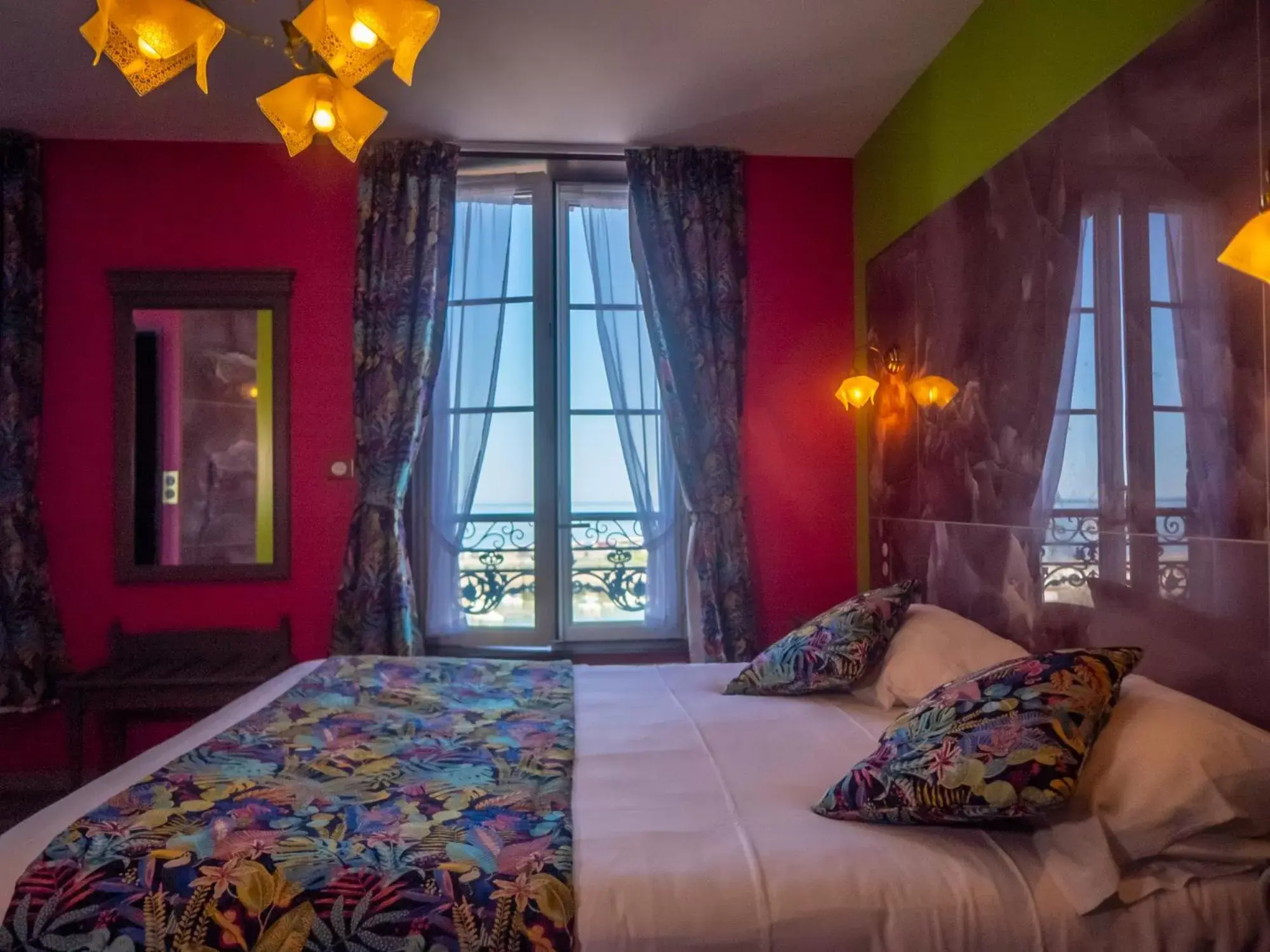 Bed in Hôtel De Calais