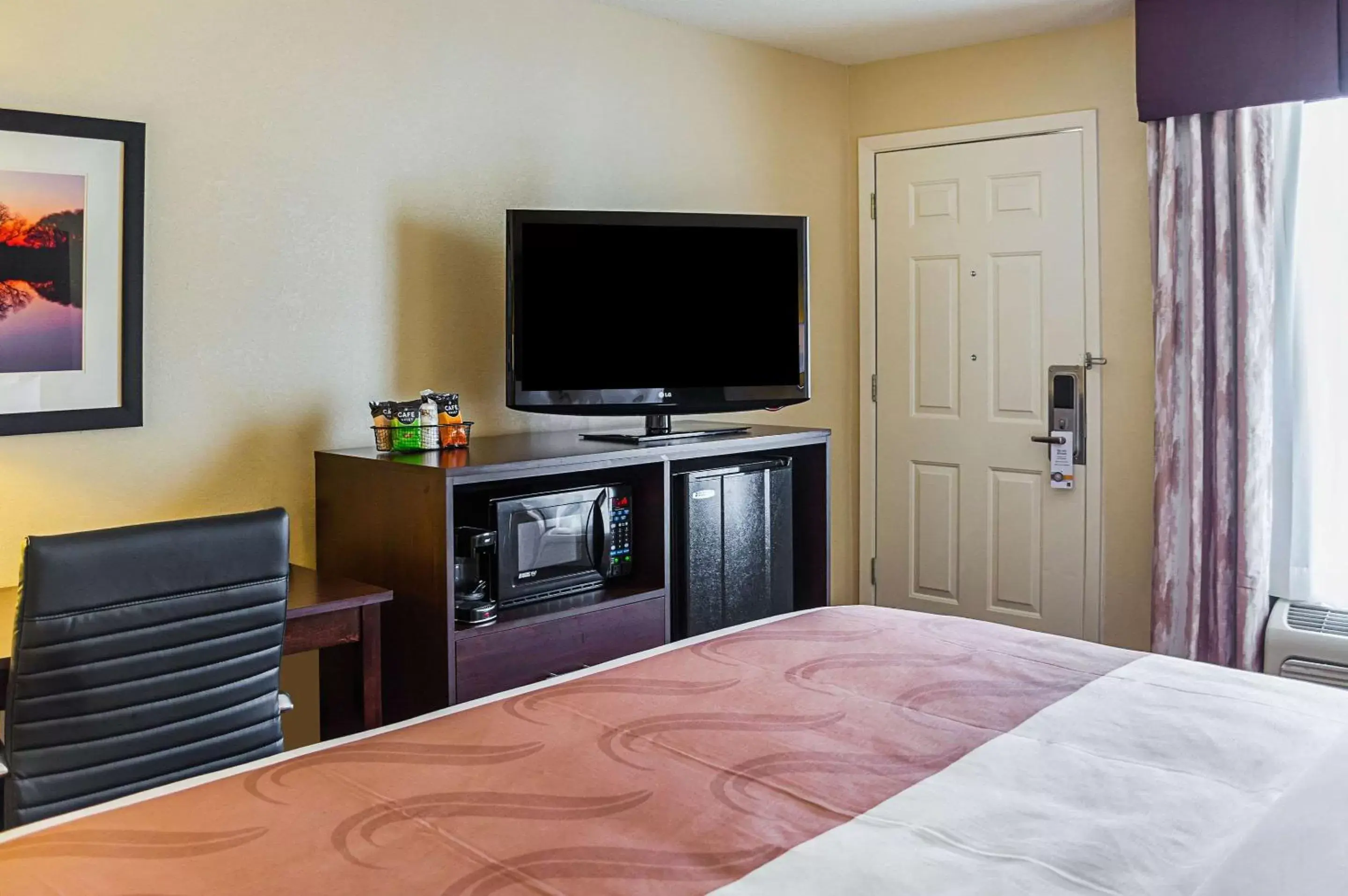 Photo of the whole room, Bed in Quality Inn Vicksburg Photo of the whole room, Bed in Quality Inn Vicksburg