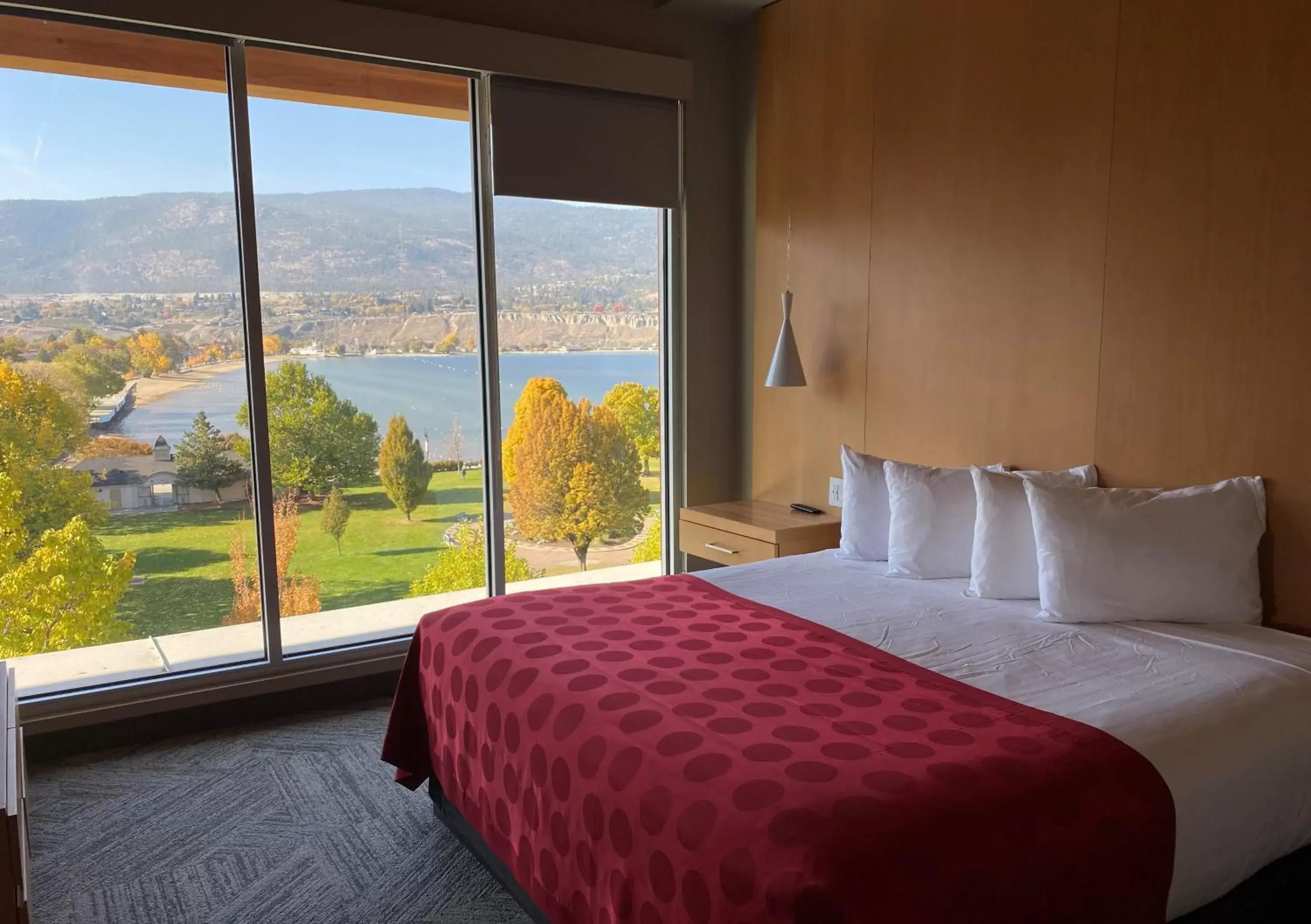 Bedroom, Bed in Penticton Lakeside Resort