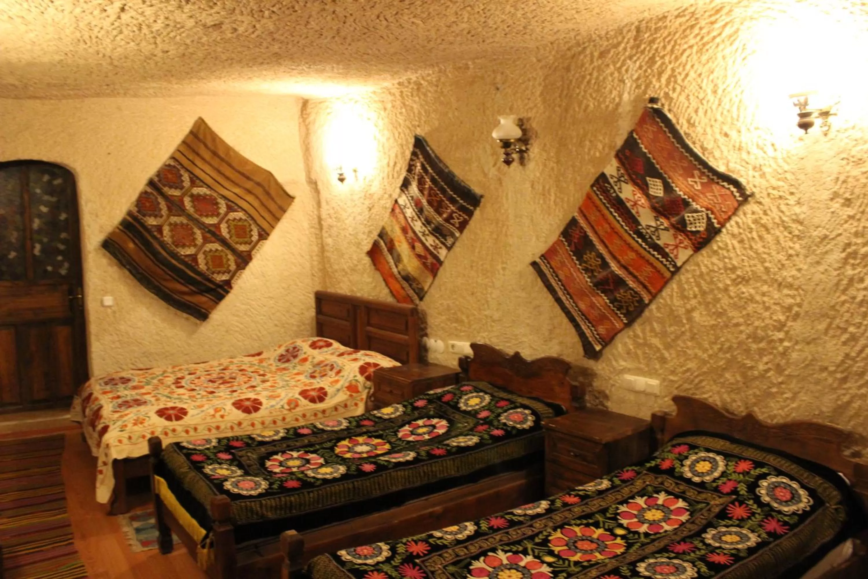 Photo of the whole room, Bed in Kismet Cave House