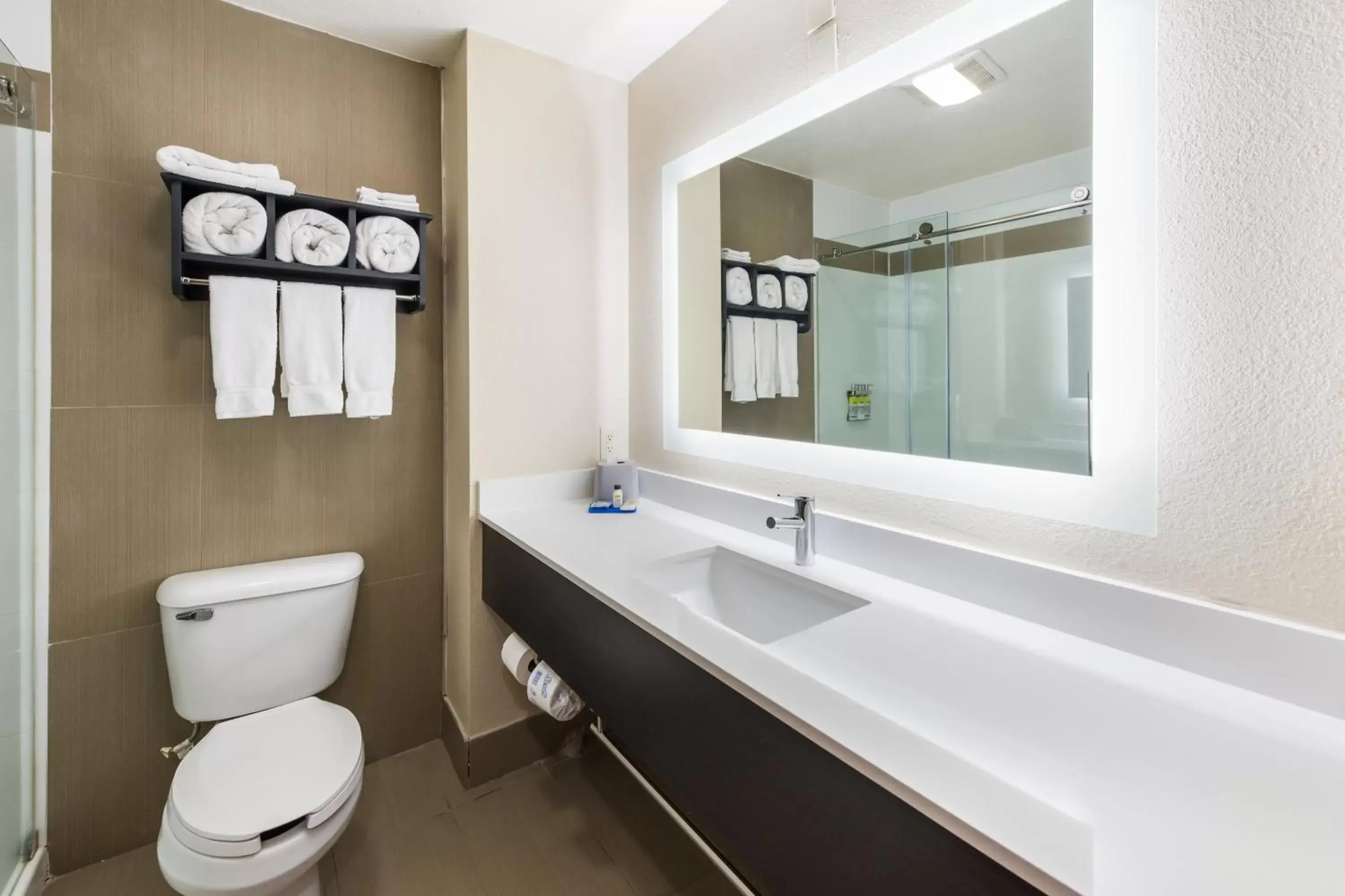 Photo of the whole room, Bathroom in Holiday Inn Express London-I-70, an IHG Hotel