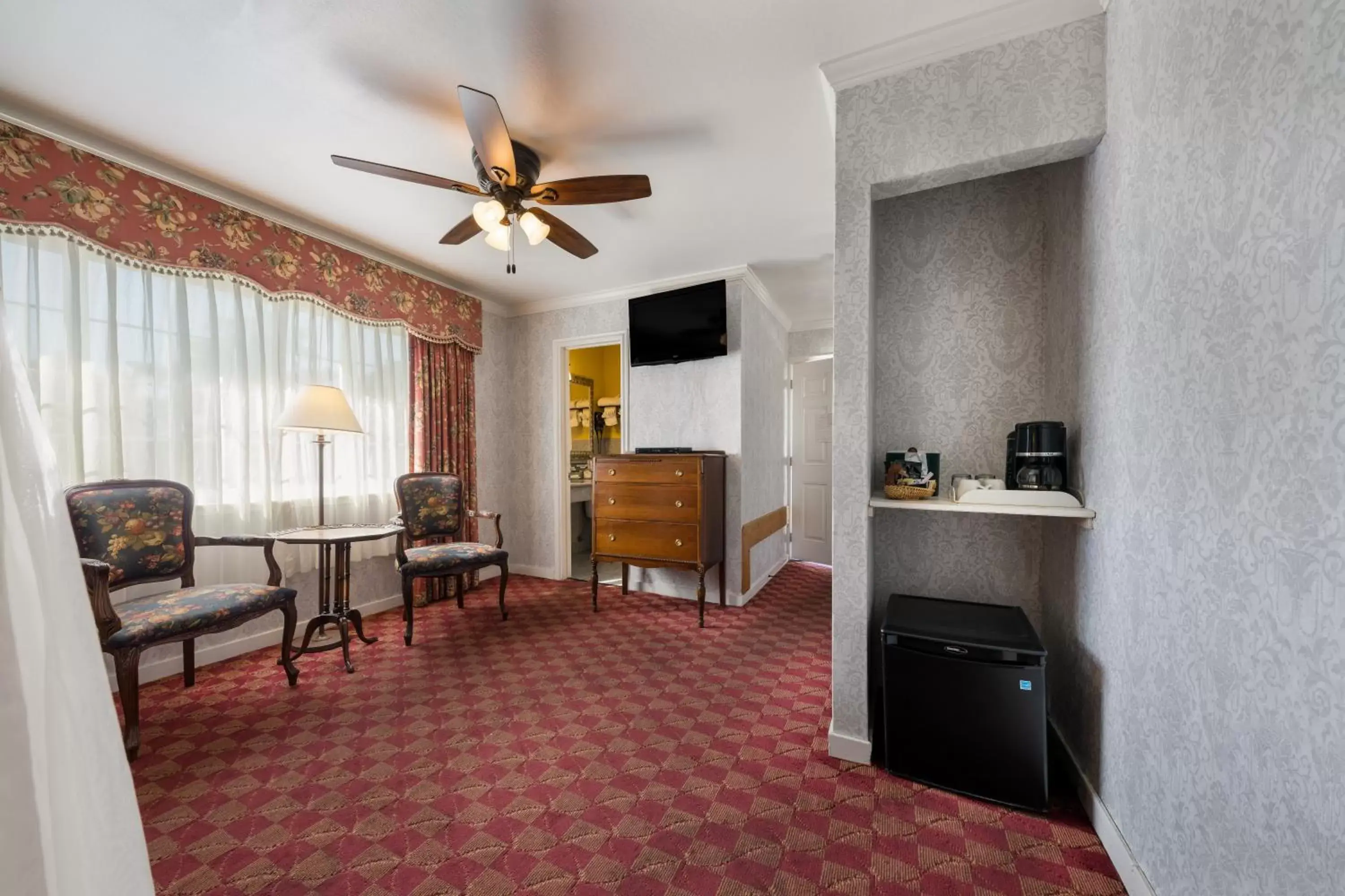 Living room, Seating Area in Carmel Inn & Suites