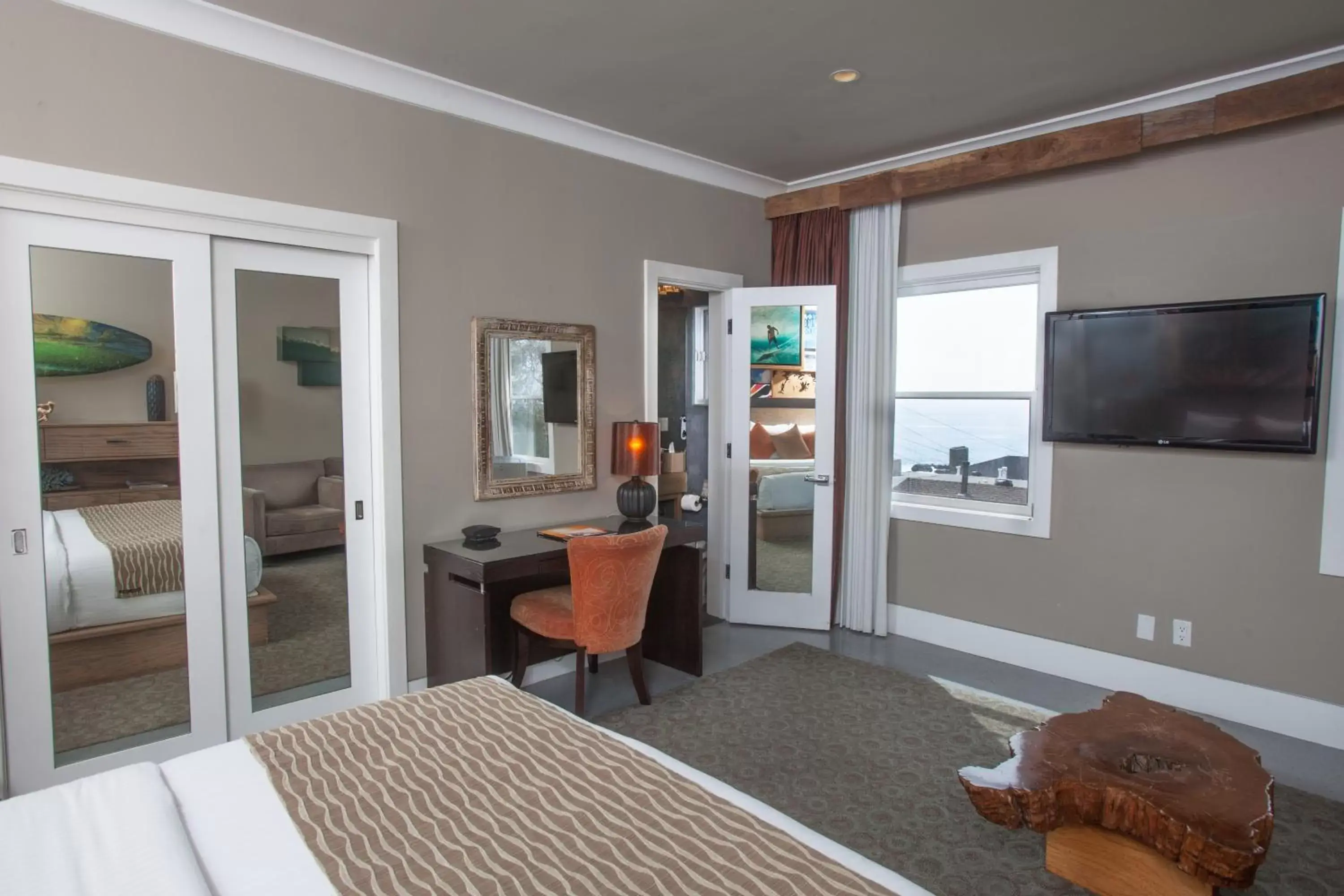 Bed, TV/Entertainment Center in La Casa Del Camino