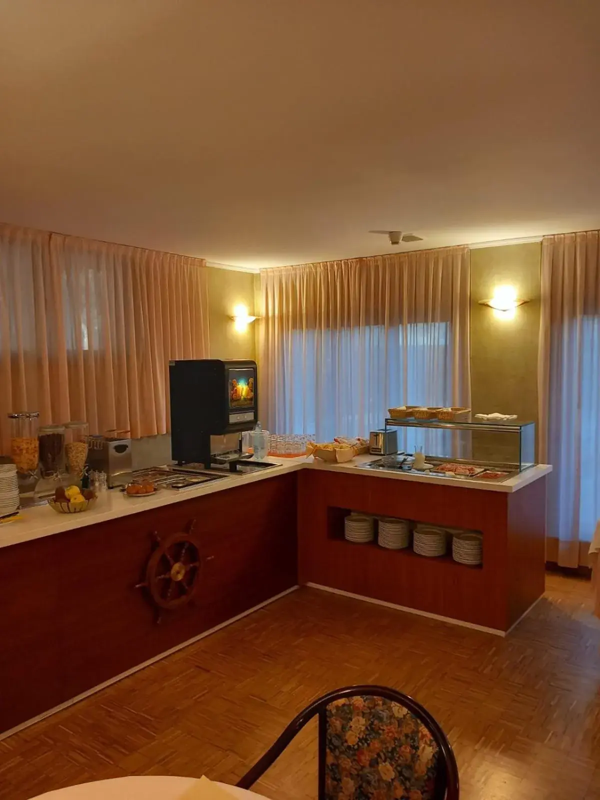 Breakfast, TV/Entertainment Center in Hotel Corallo