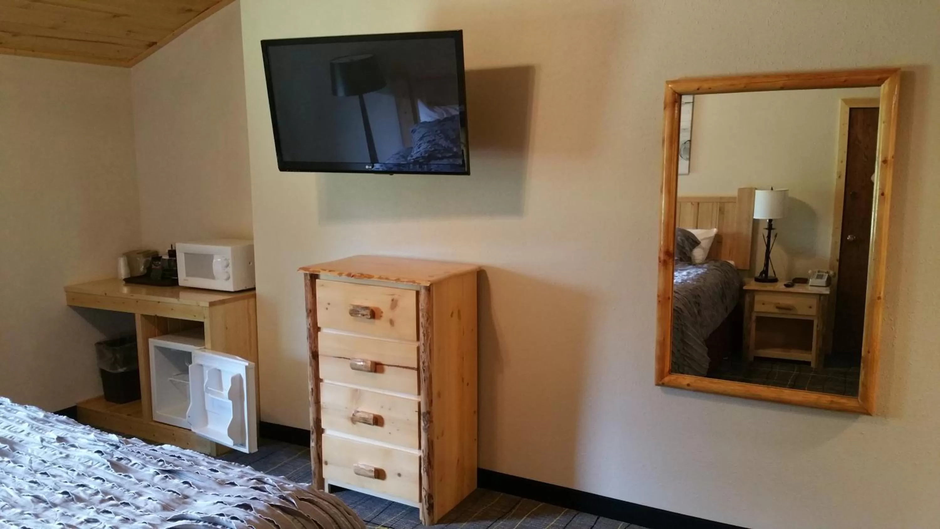 Decorative detail, Bed in Round Barn Lodge