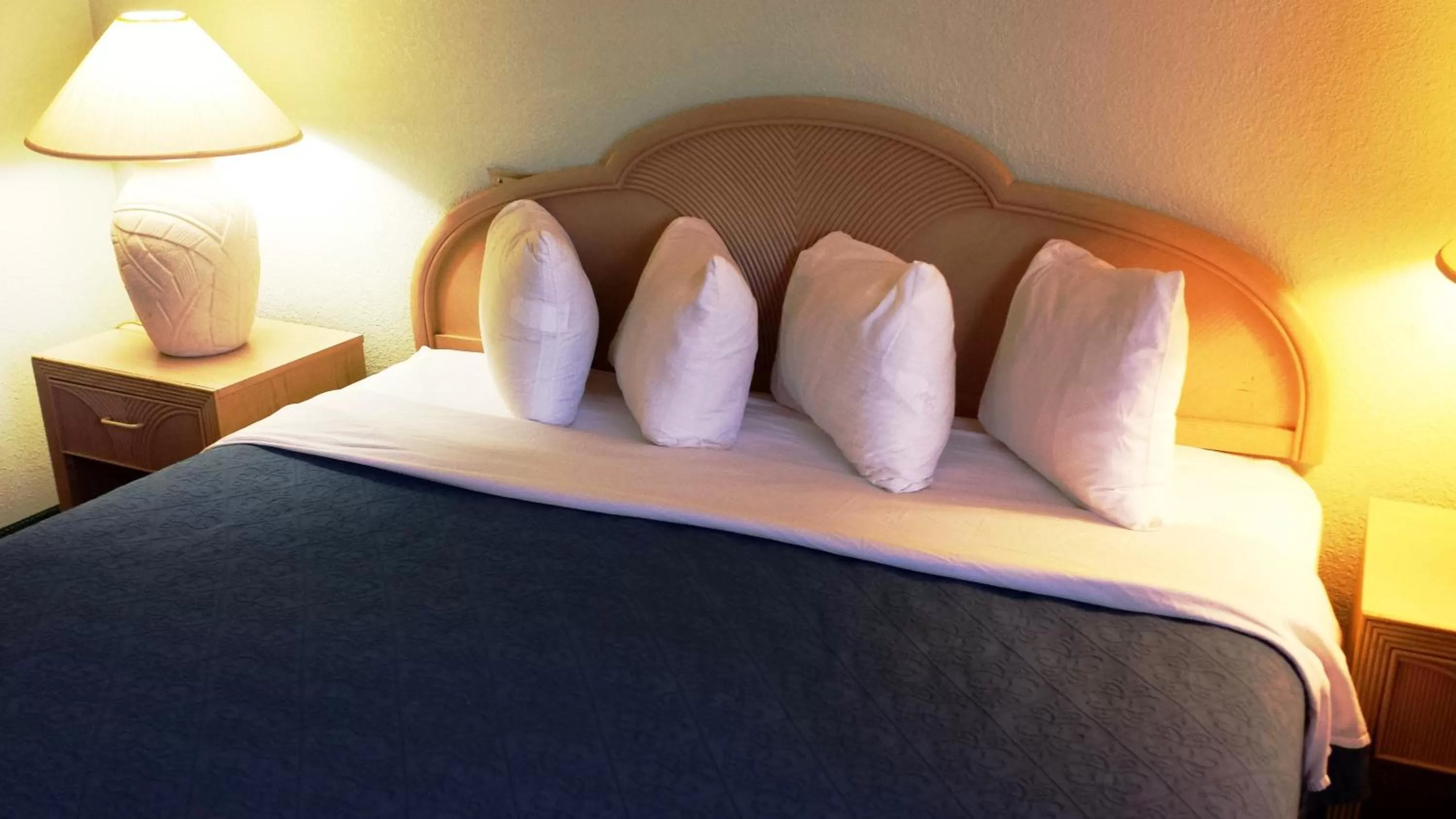 Bedroom, Bed in Cocoa Beach Suites Hotel