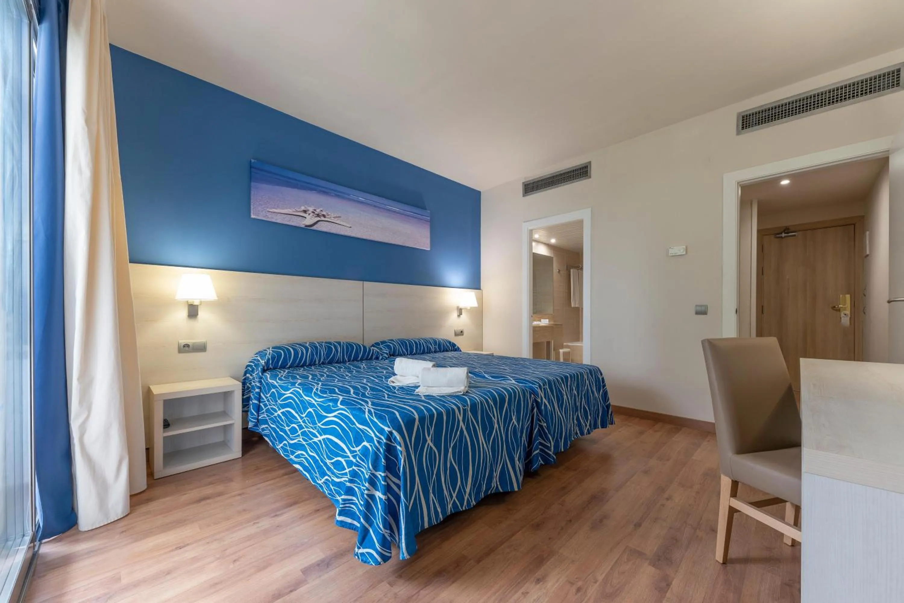 Photo of the whole room, Bed in Hotel Best Delta