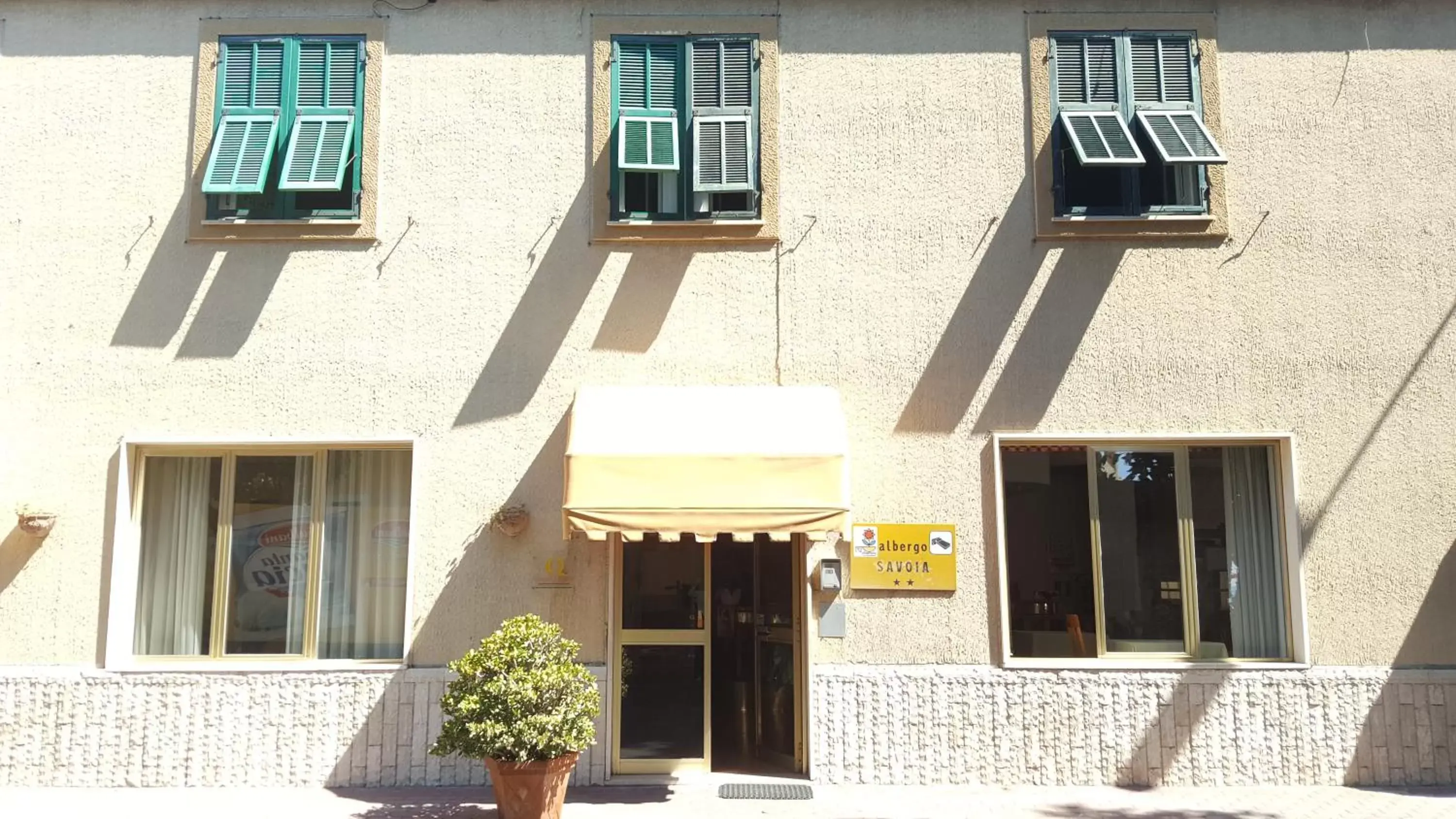 Property building, Facade/Entrance in Albergo Savoia