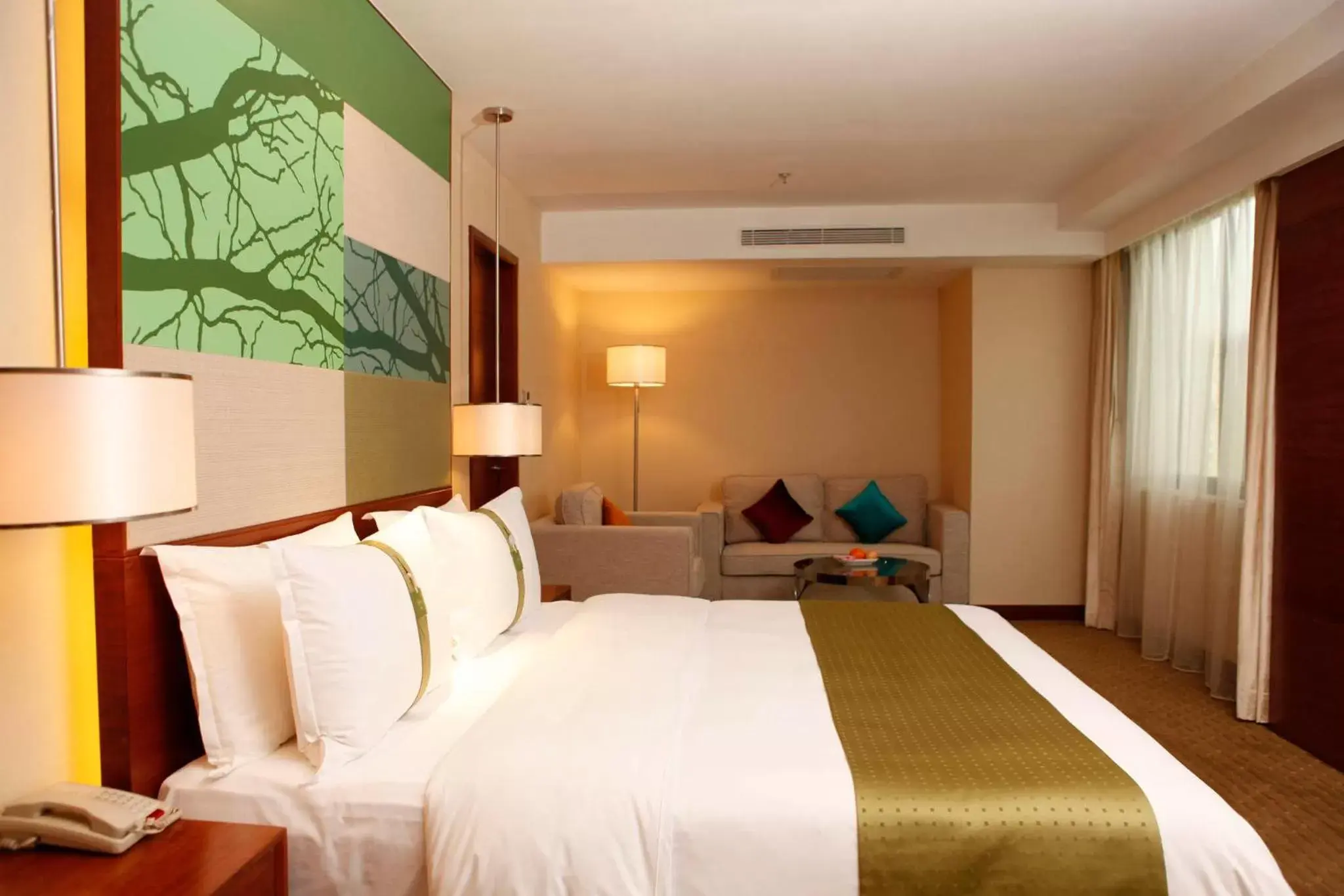 Photo of the whole room, Bed in Holiday Inn Shenzhen Donghua, an IHG Hotel