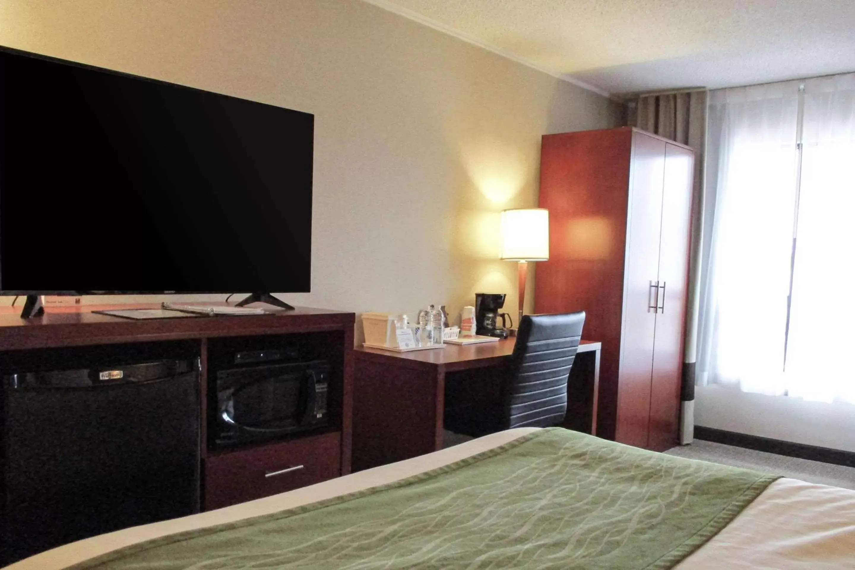 Photo of the whole room, TV/Entertainment Center in Comfort Inn Dartmouth