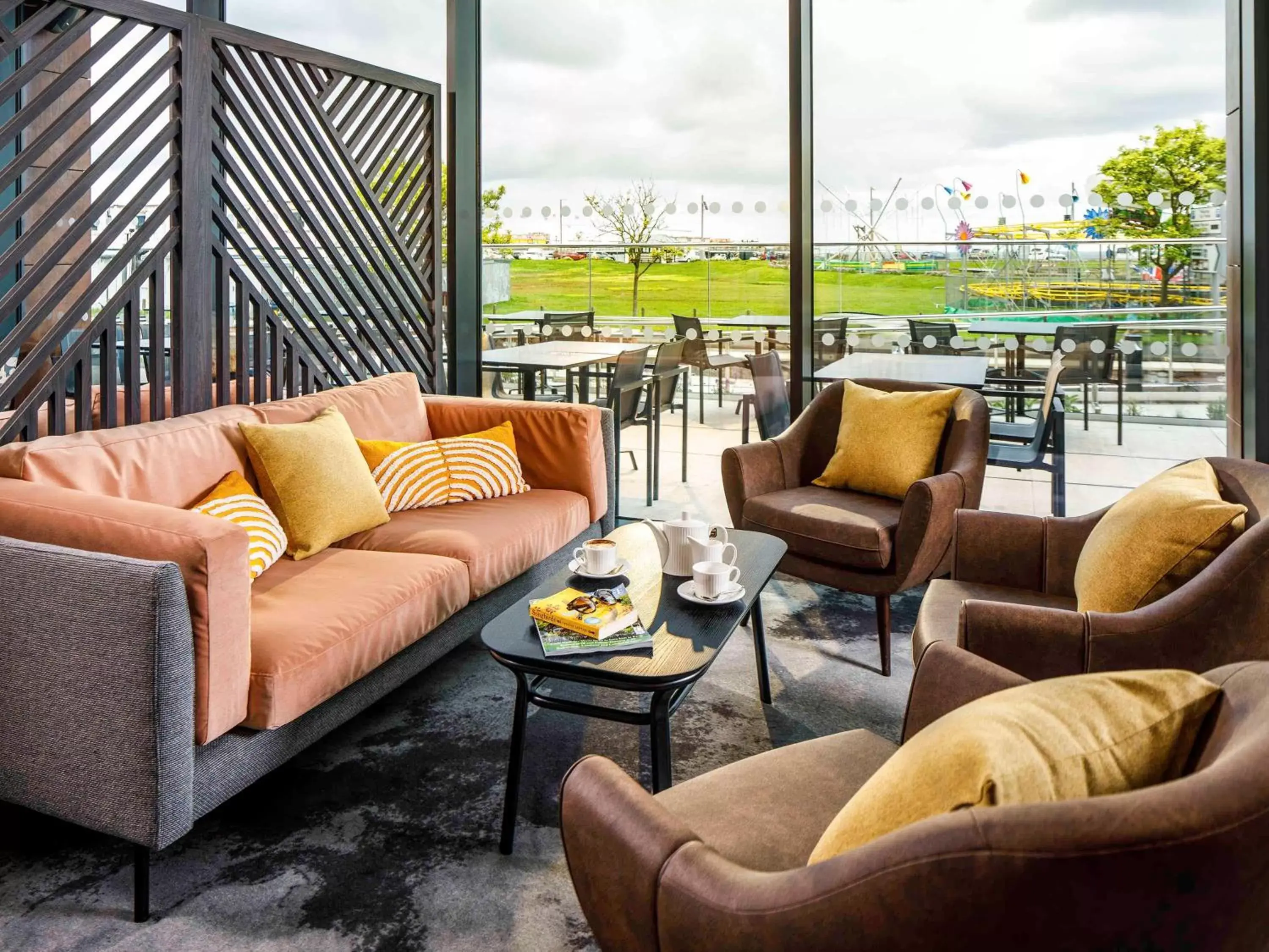 Restaurant/places to eat, Seating Area in Mercure Paignton Hotel