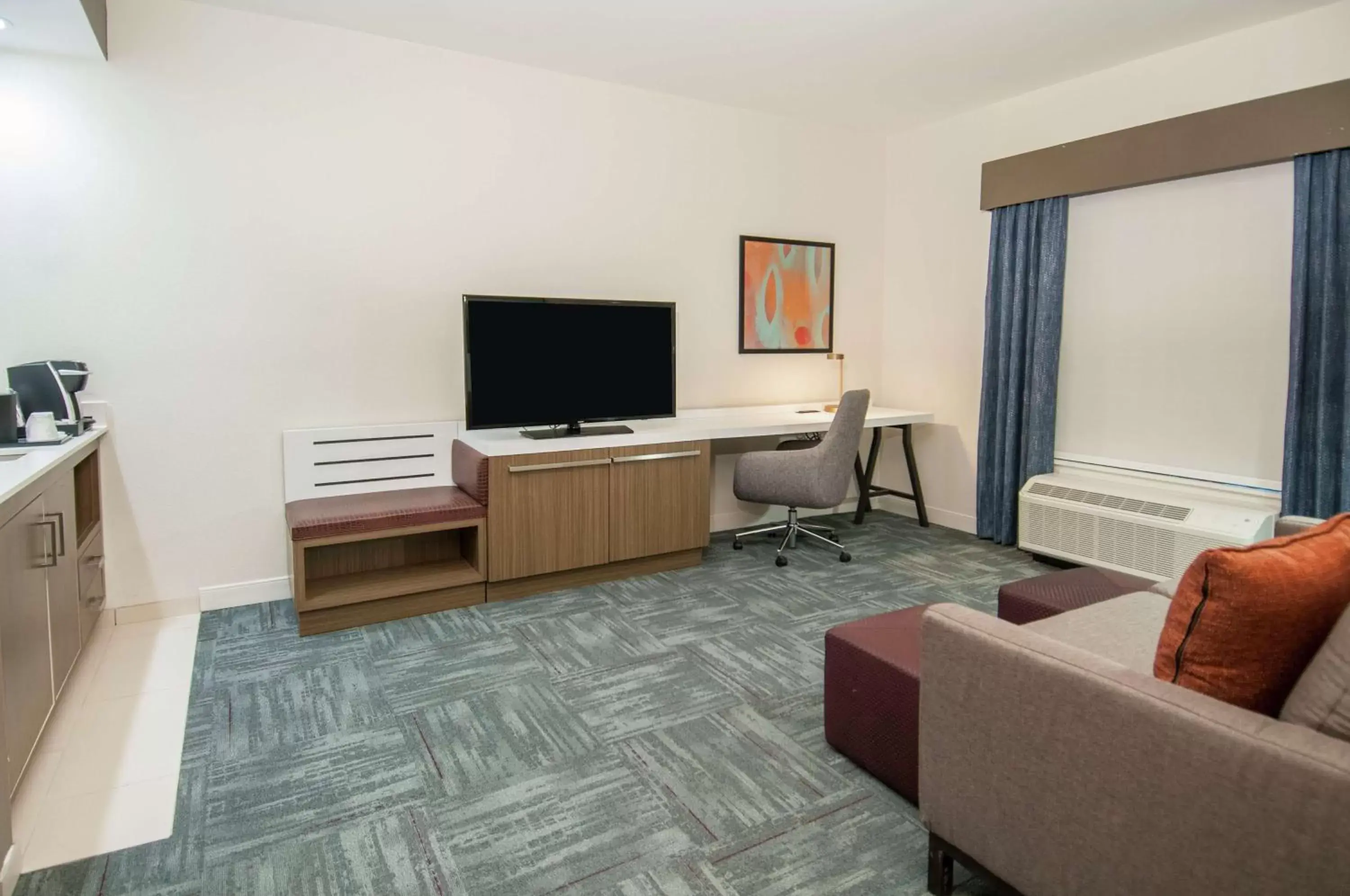 Bedroom, TV/Entertainment Center in Hilton Garden Inn Jackson/Clinton