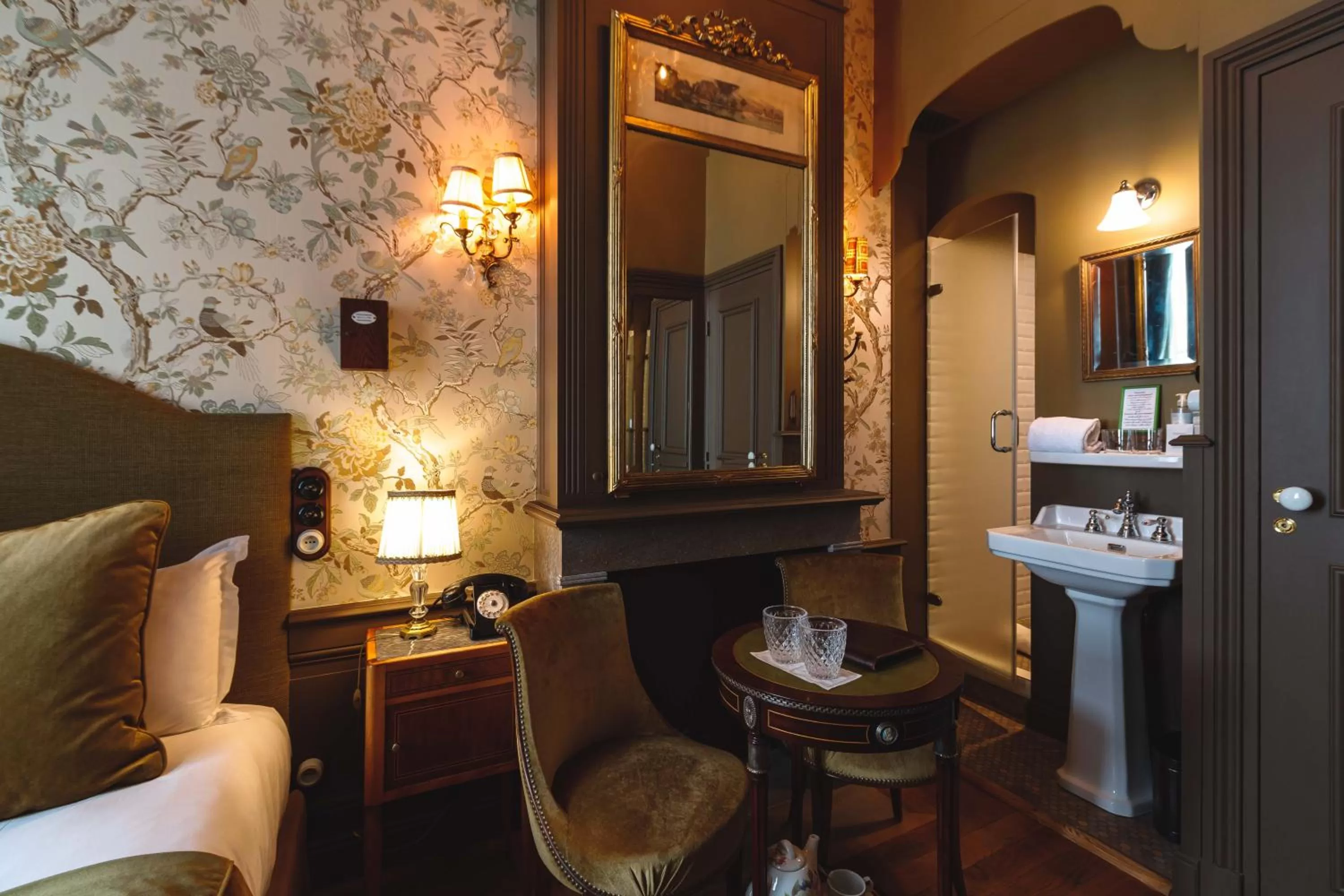 Photo of the whole room, Bed in Bayard Bellecour