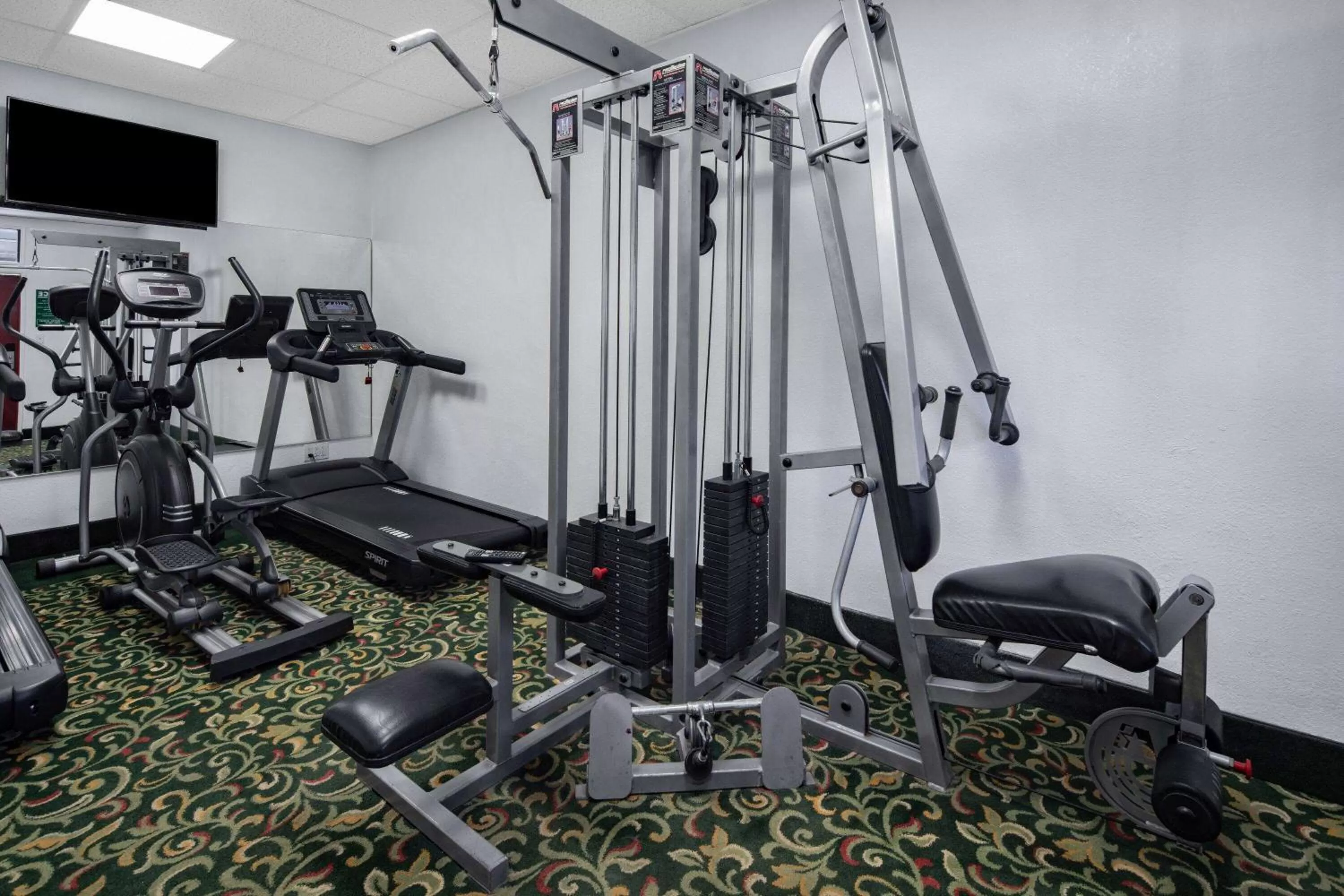 Fitness centre/facilities in Super 8 by Wyndham San Diego Hotel Circle