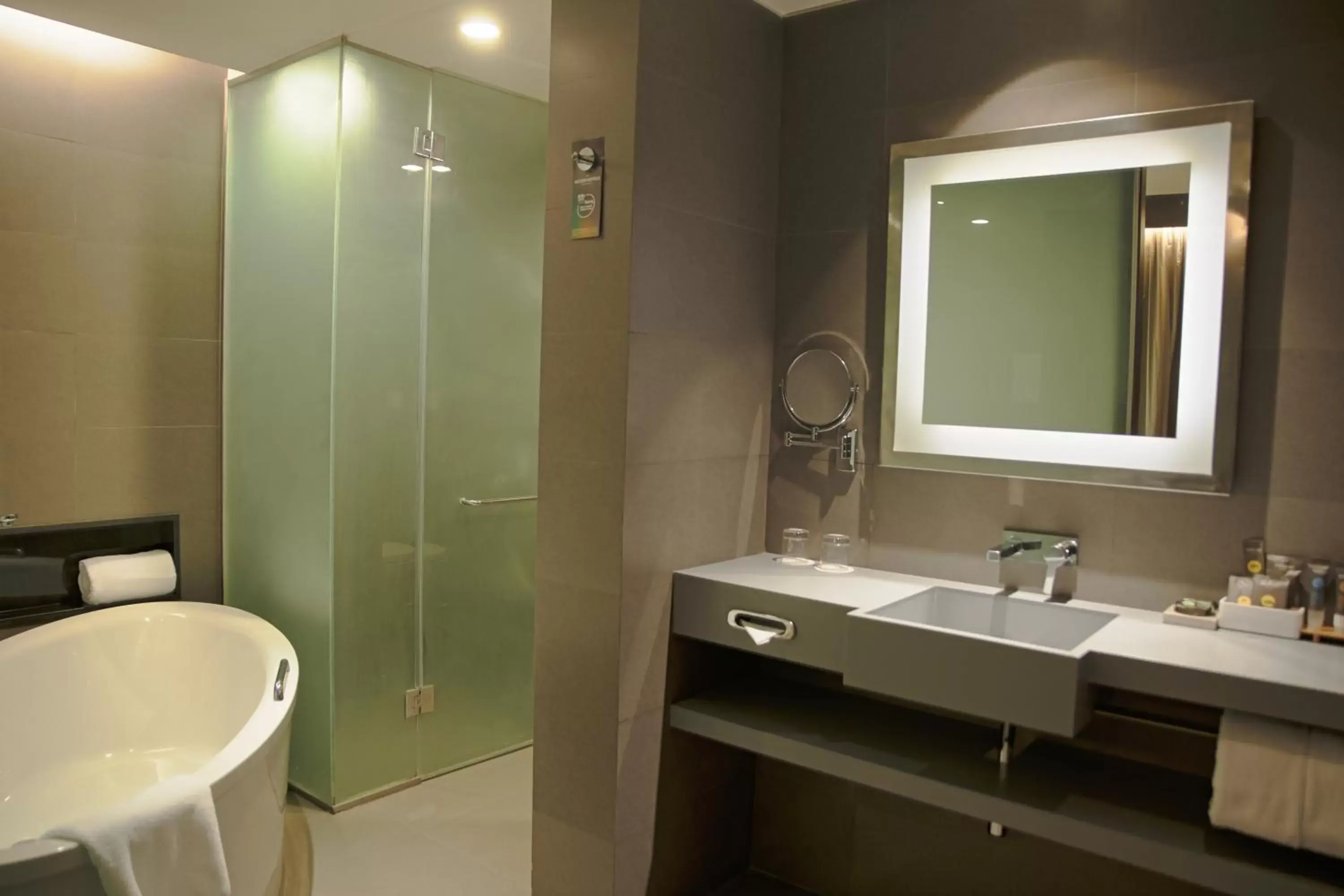 Shower, Bathroom in Novotel Kolkata Hotel and Residences