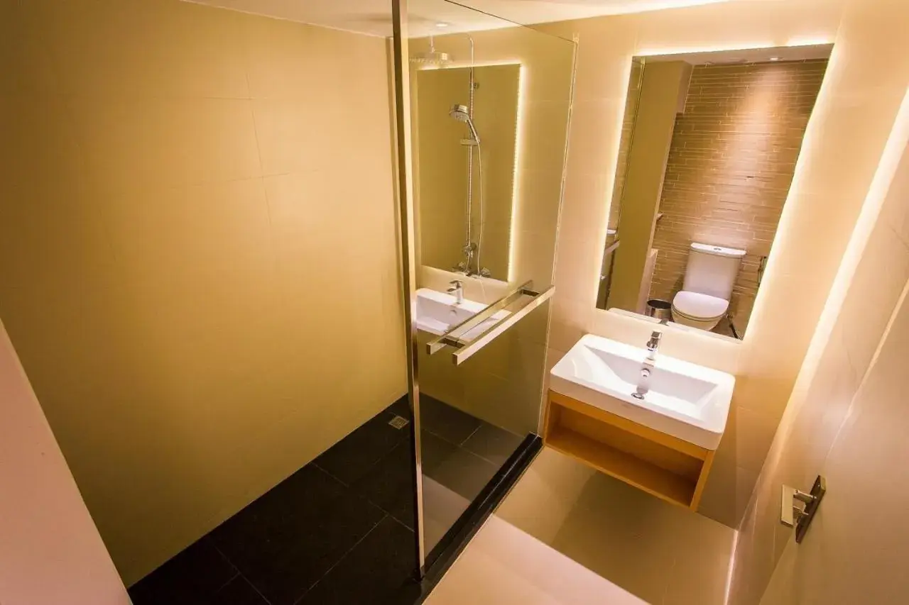 Shower, Bathroom in Crystal Hotel Hat Yai (SHA Extra Plus)