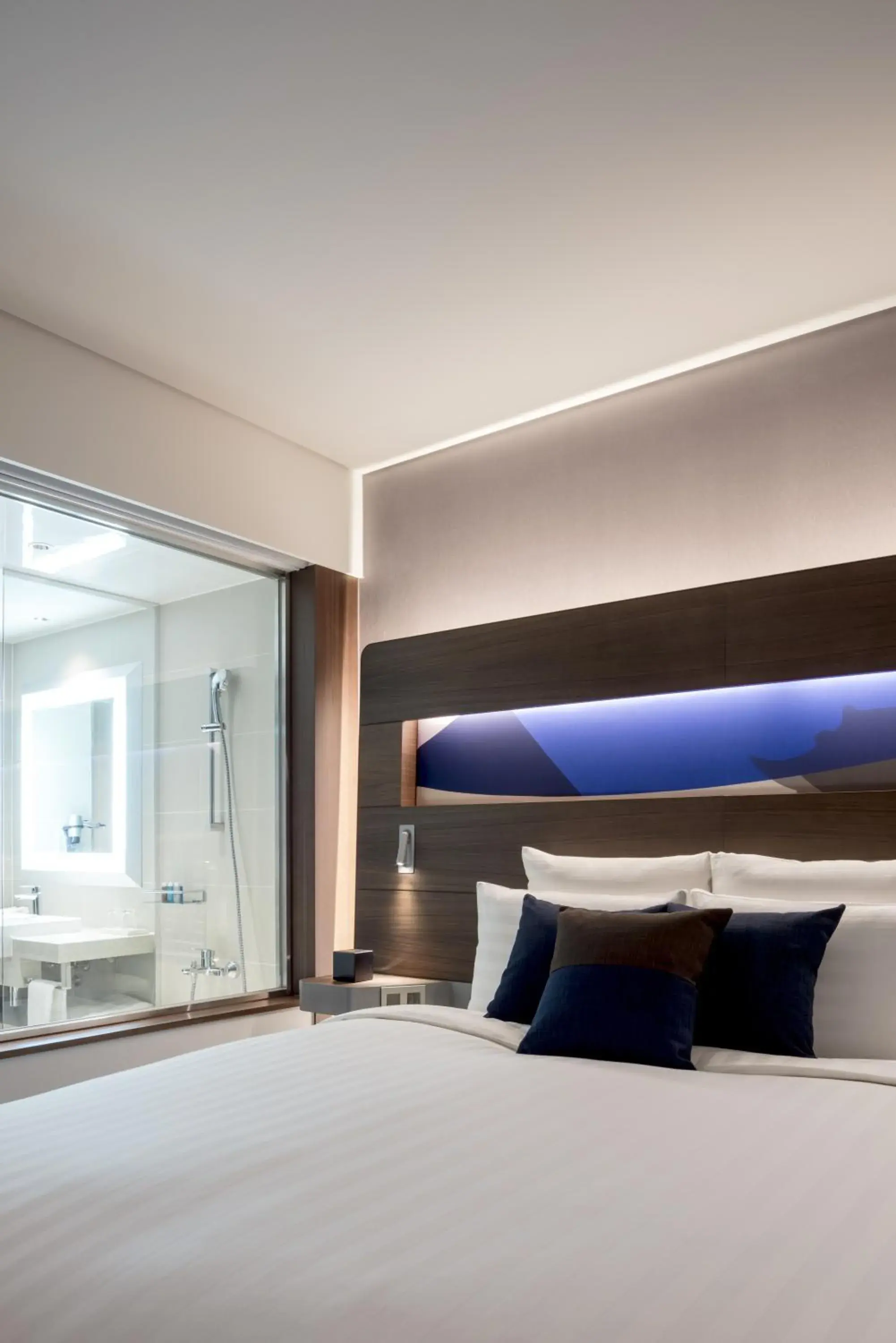 Shower, Bed in Novotel Ambassador Suwon Hotel