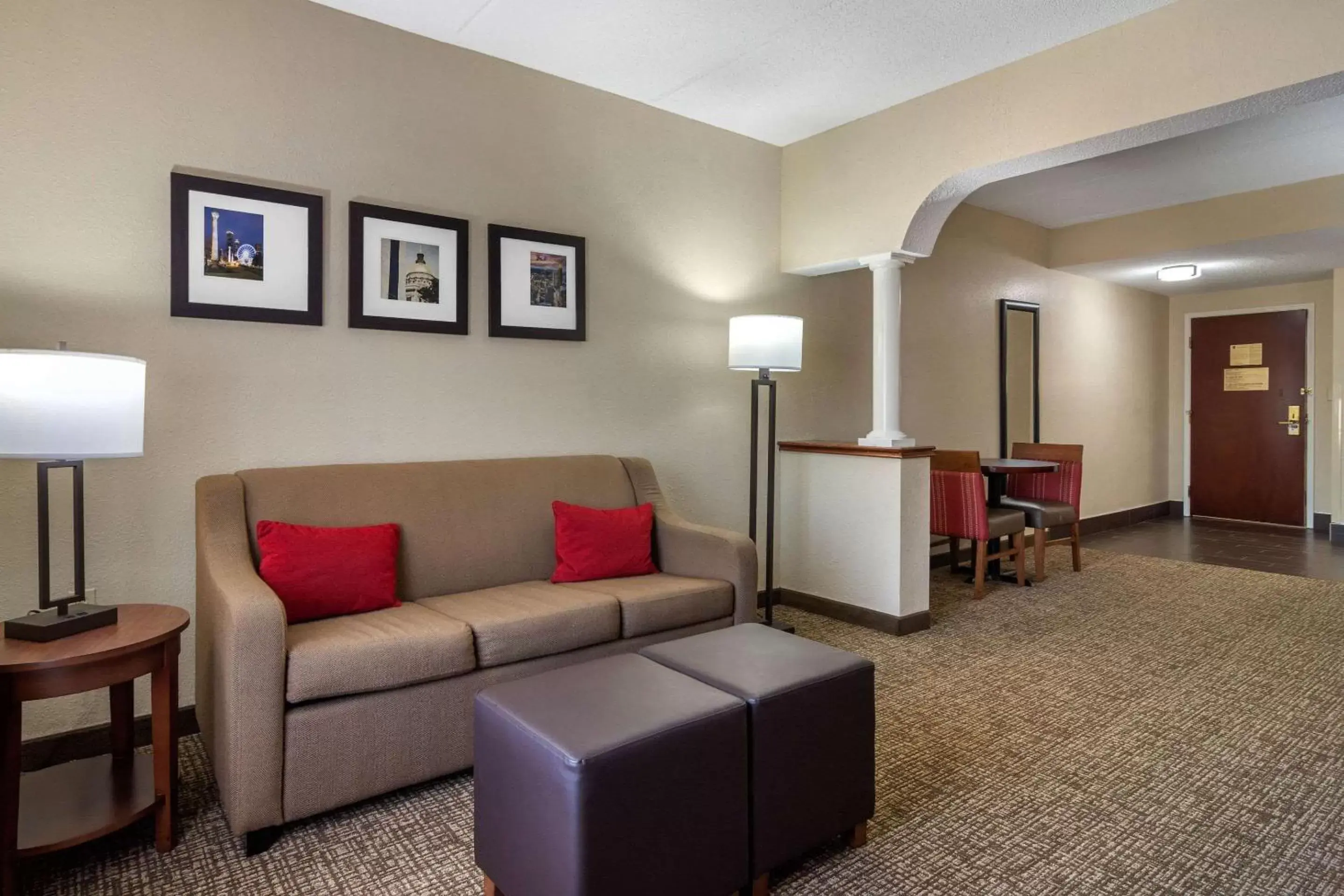 Photo of the whole room, Seating Area in Comfort Suites Woodstock