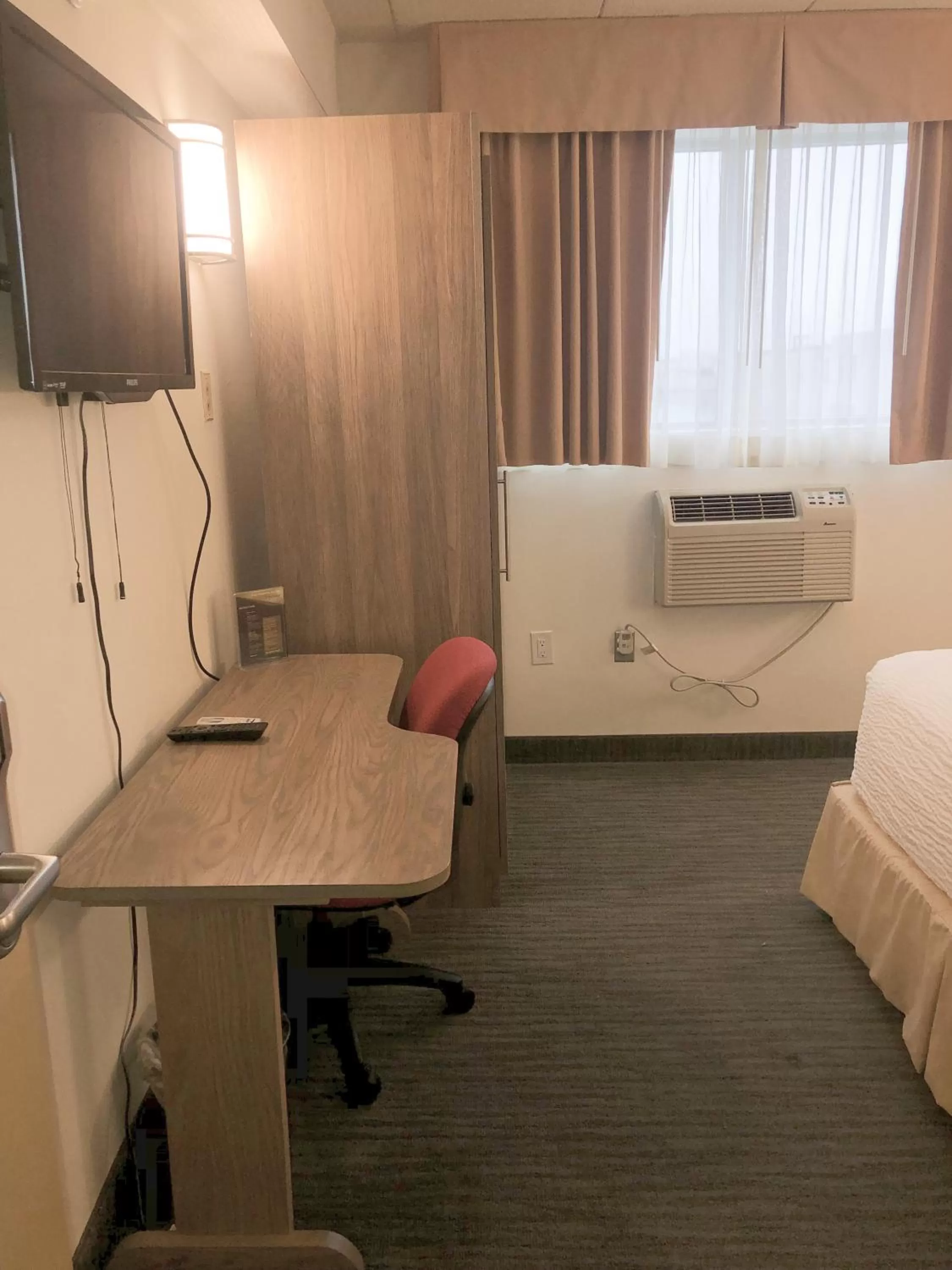 Bed in Days Inn by Wyndham Niagara Falls Centre St By the Falls